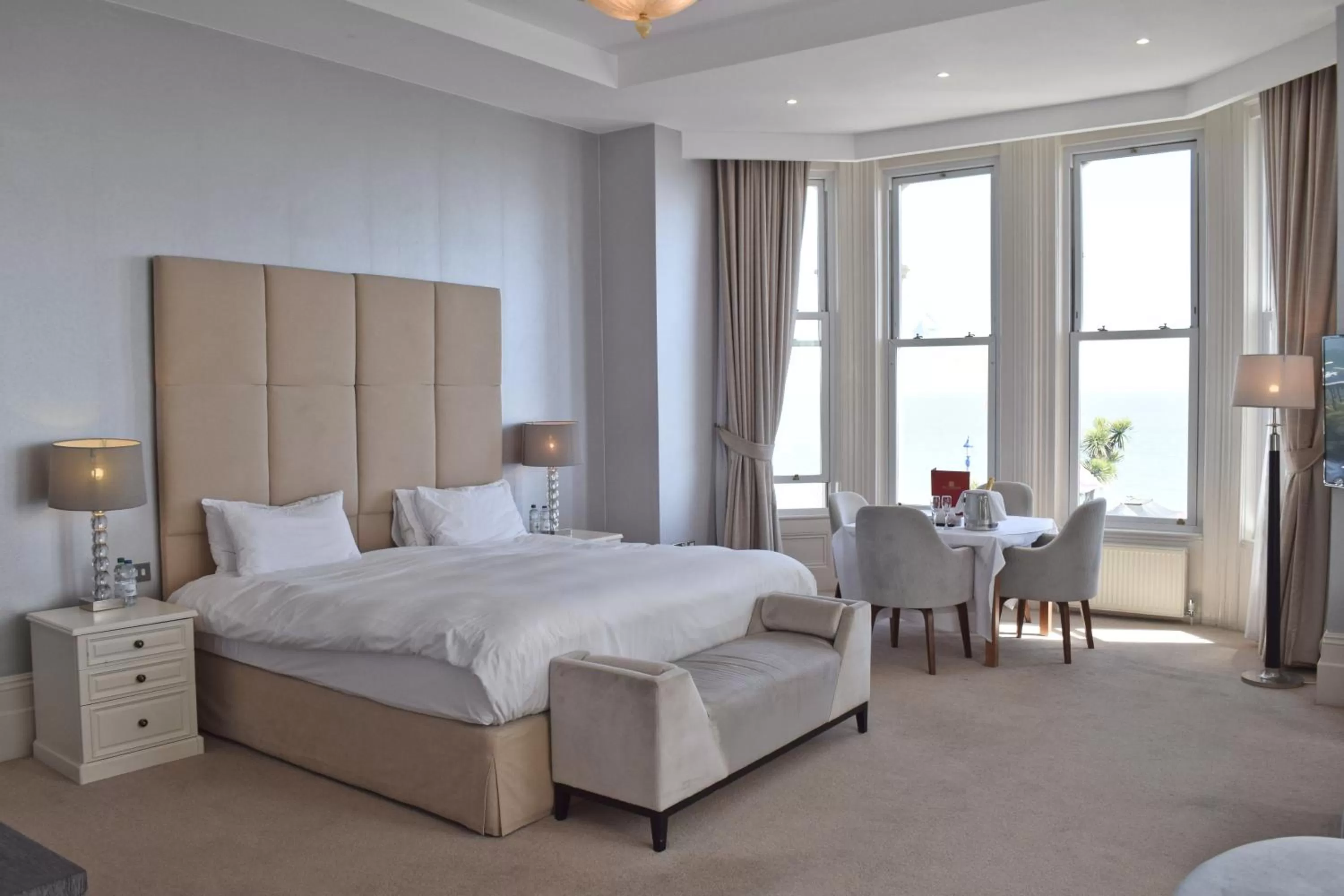 Photo of the whole room, Bed in The Chatsworth Hotel