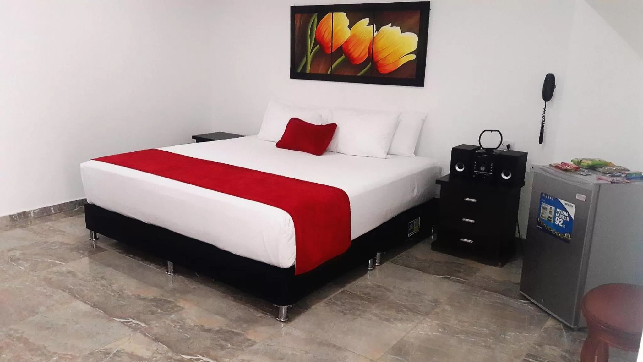 Bedroom, Bed in Hotel Cafe Plaza