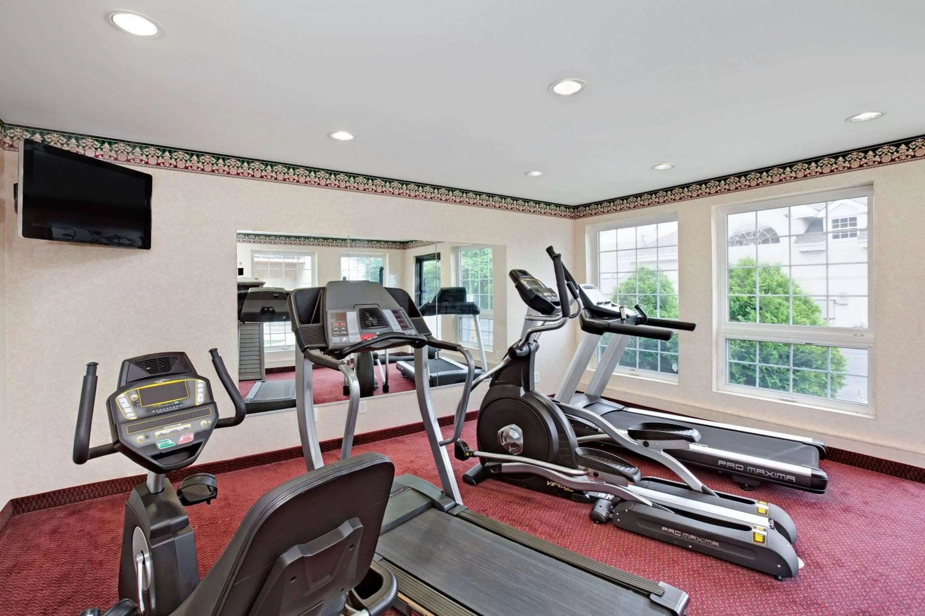 Fitness centre/facilities in Howard Johnson by Wyndham Blackwood Near Philadelphia