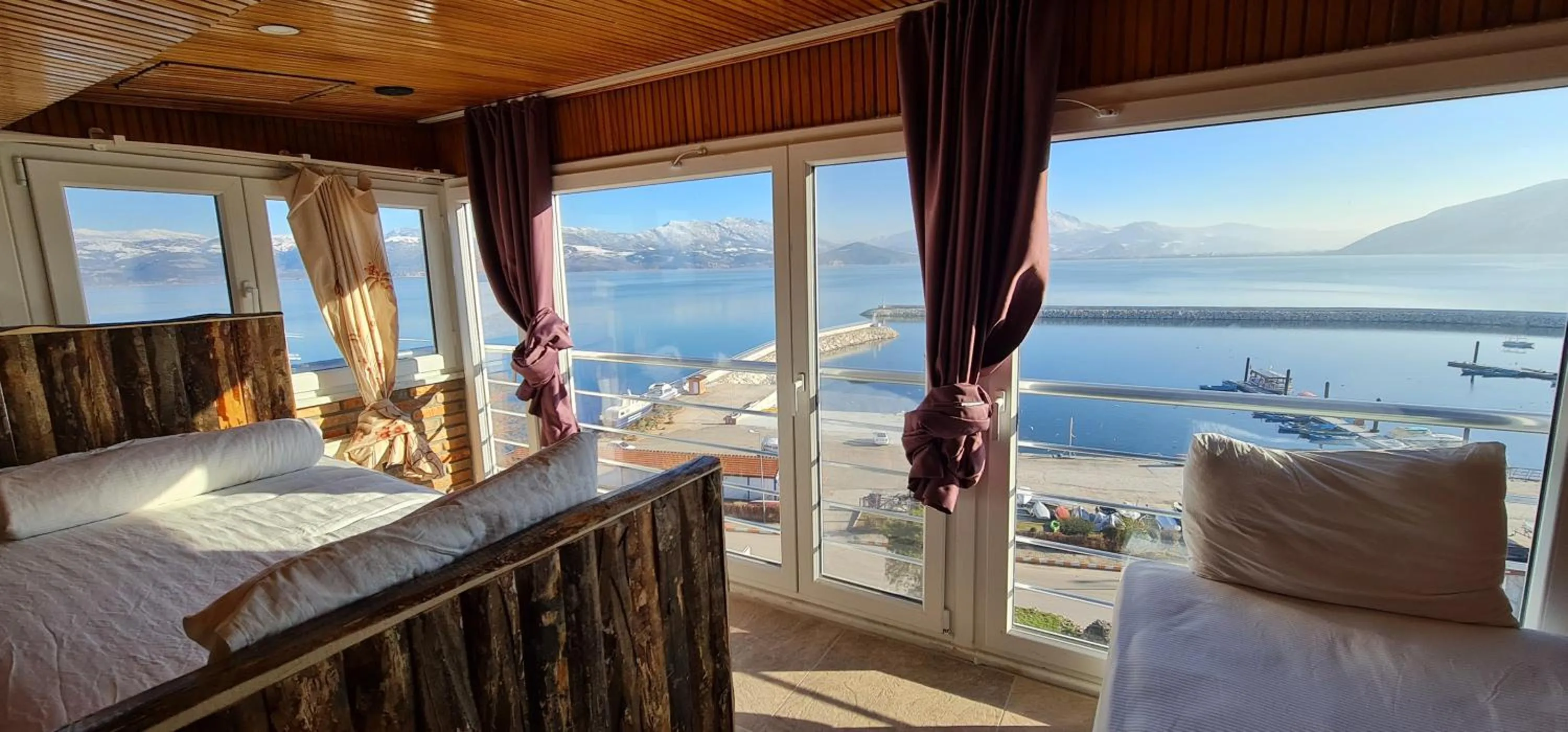 Lake view, Bed in Lale Pension