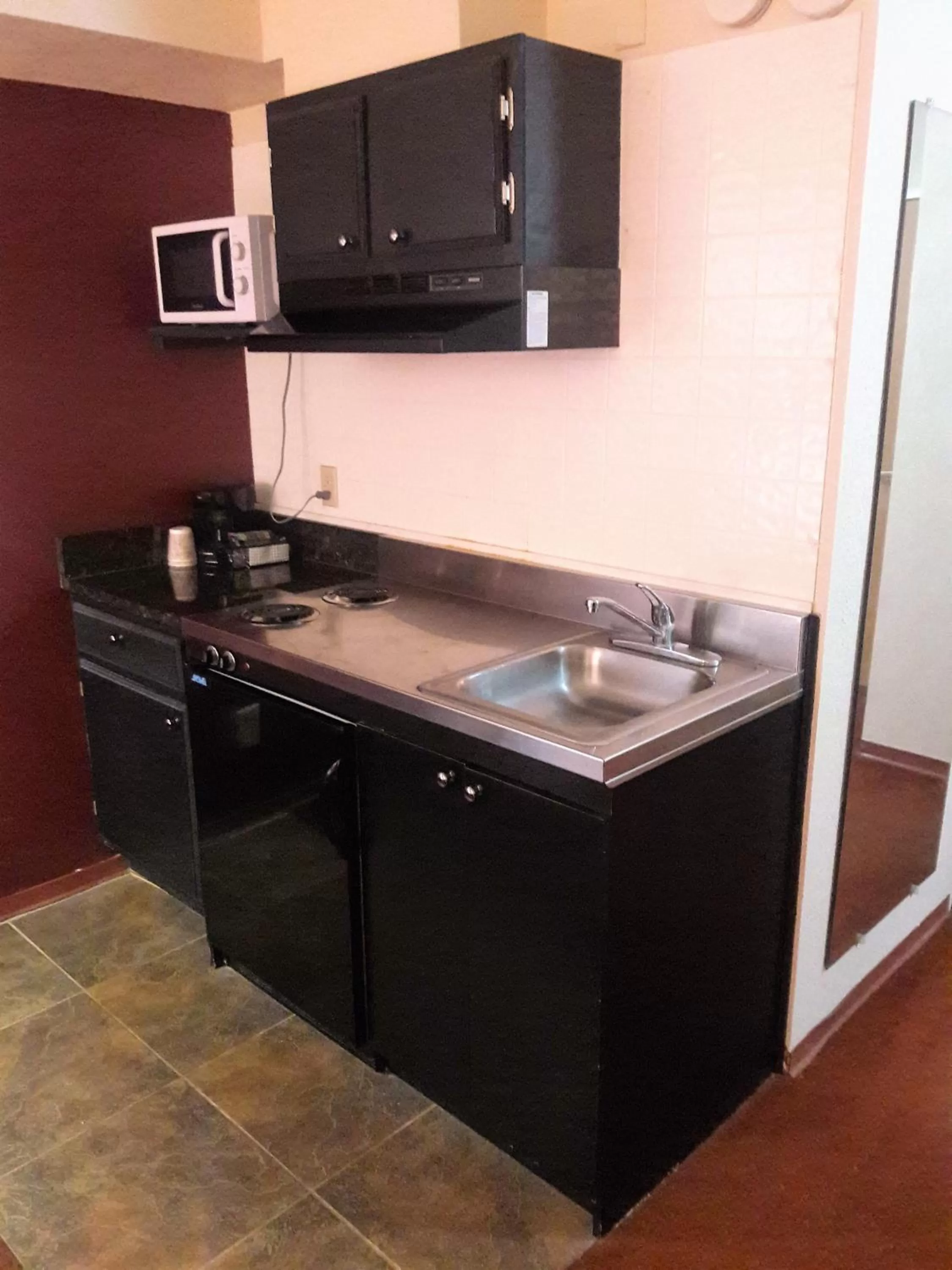 Kitchen/Kitchenette in Americas Best Value Inn & Suites-Texas City/La Marque