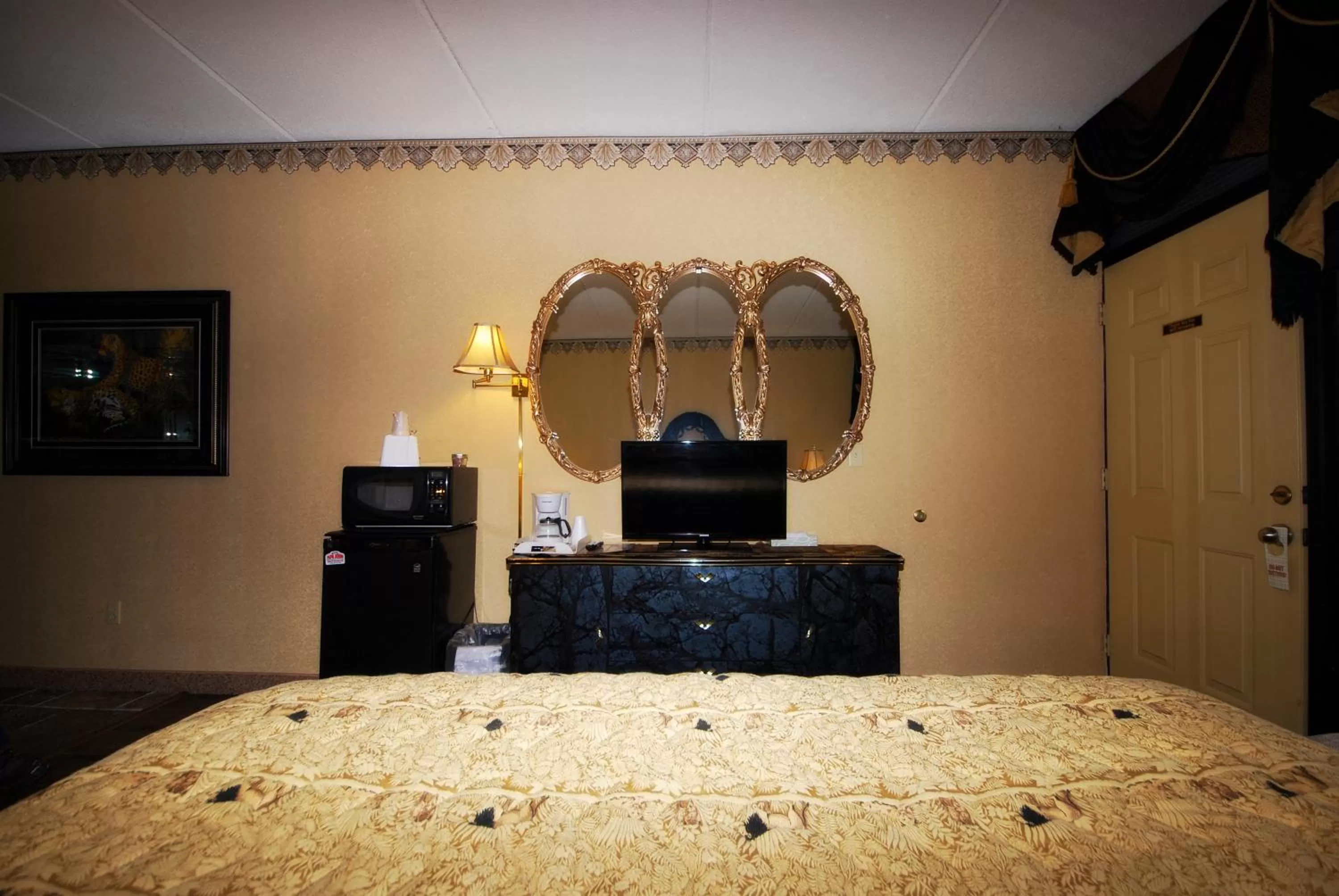 Kitchen or kitchenette, TV/Entertainment Center in Rivergate Mountain Lodge