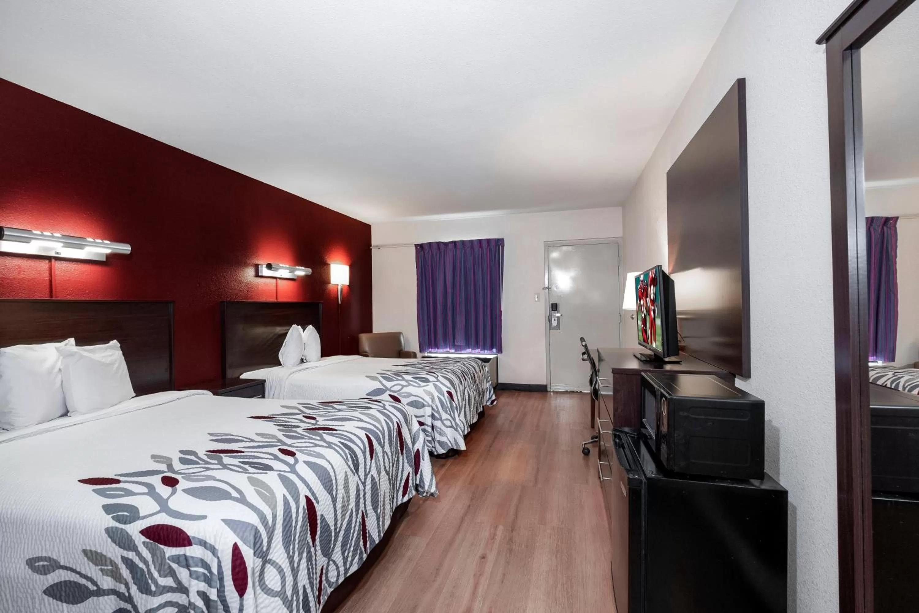 Deluxe Room with Two Queen Beds Disability Access Roll-In Shower Non-Smoking in Red Roof Inn Winchester