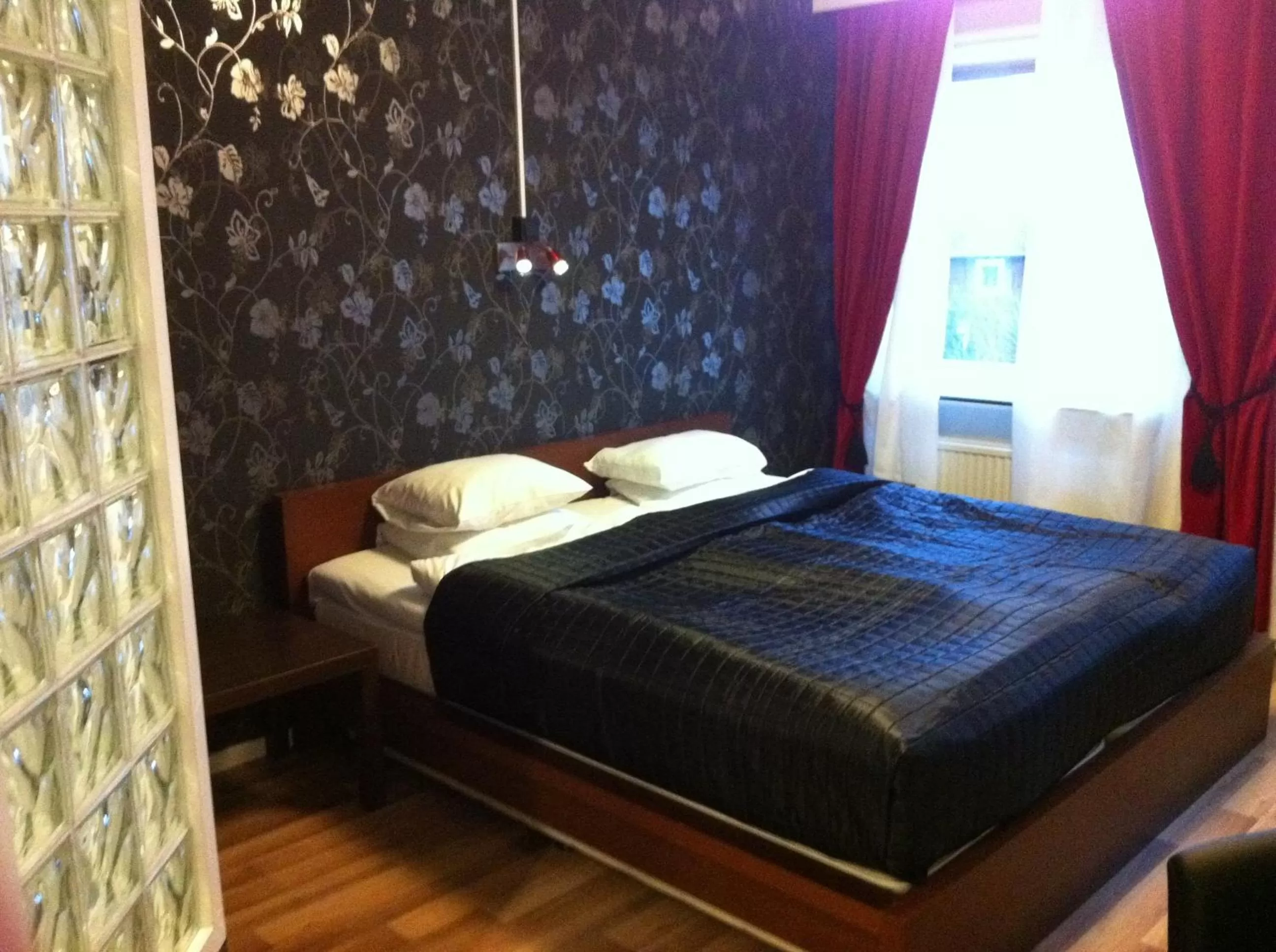 Bed in Hotell Marieberg