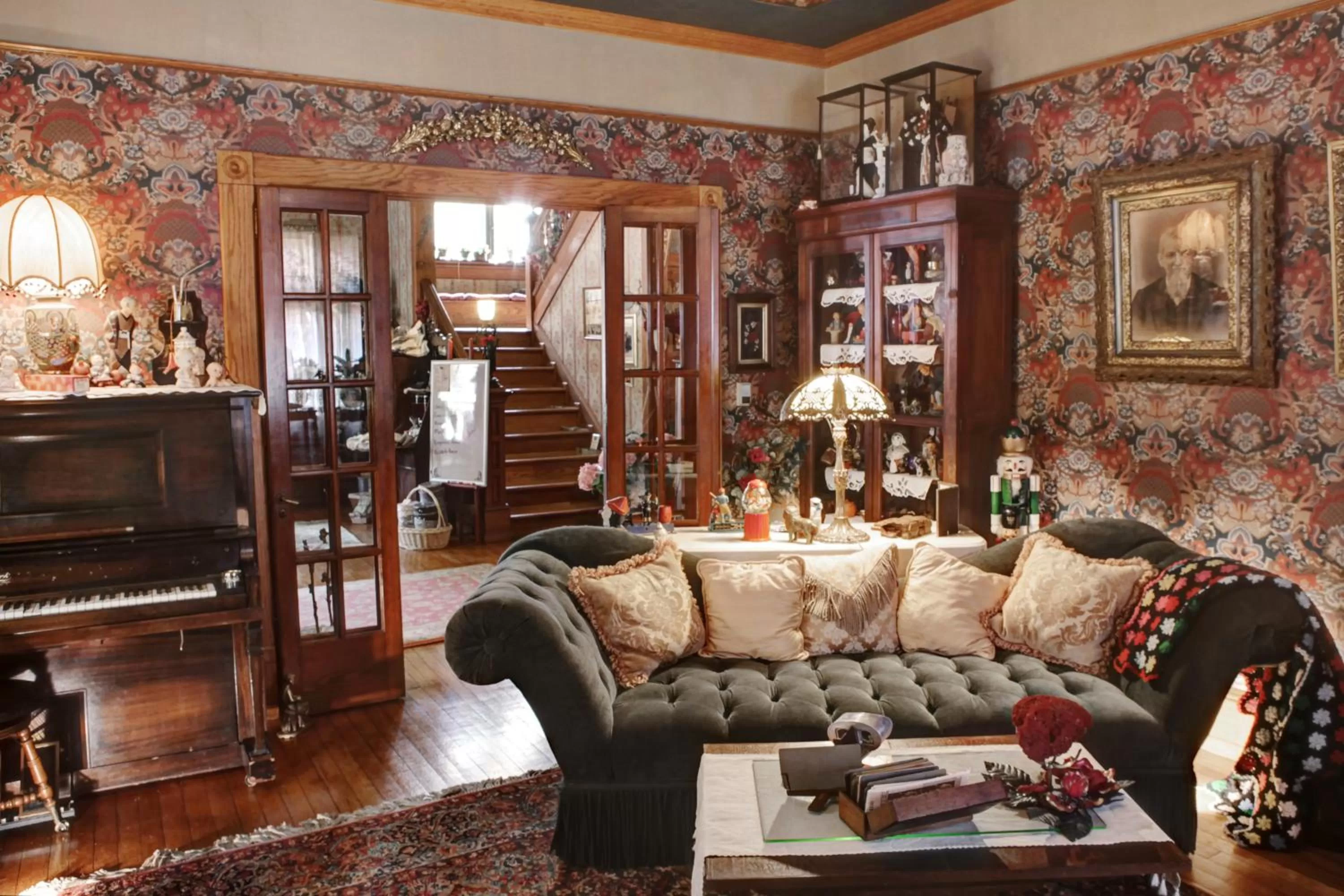 Living room in The Queen, A Victorian Bed & Breakfast