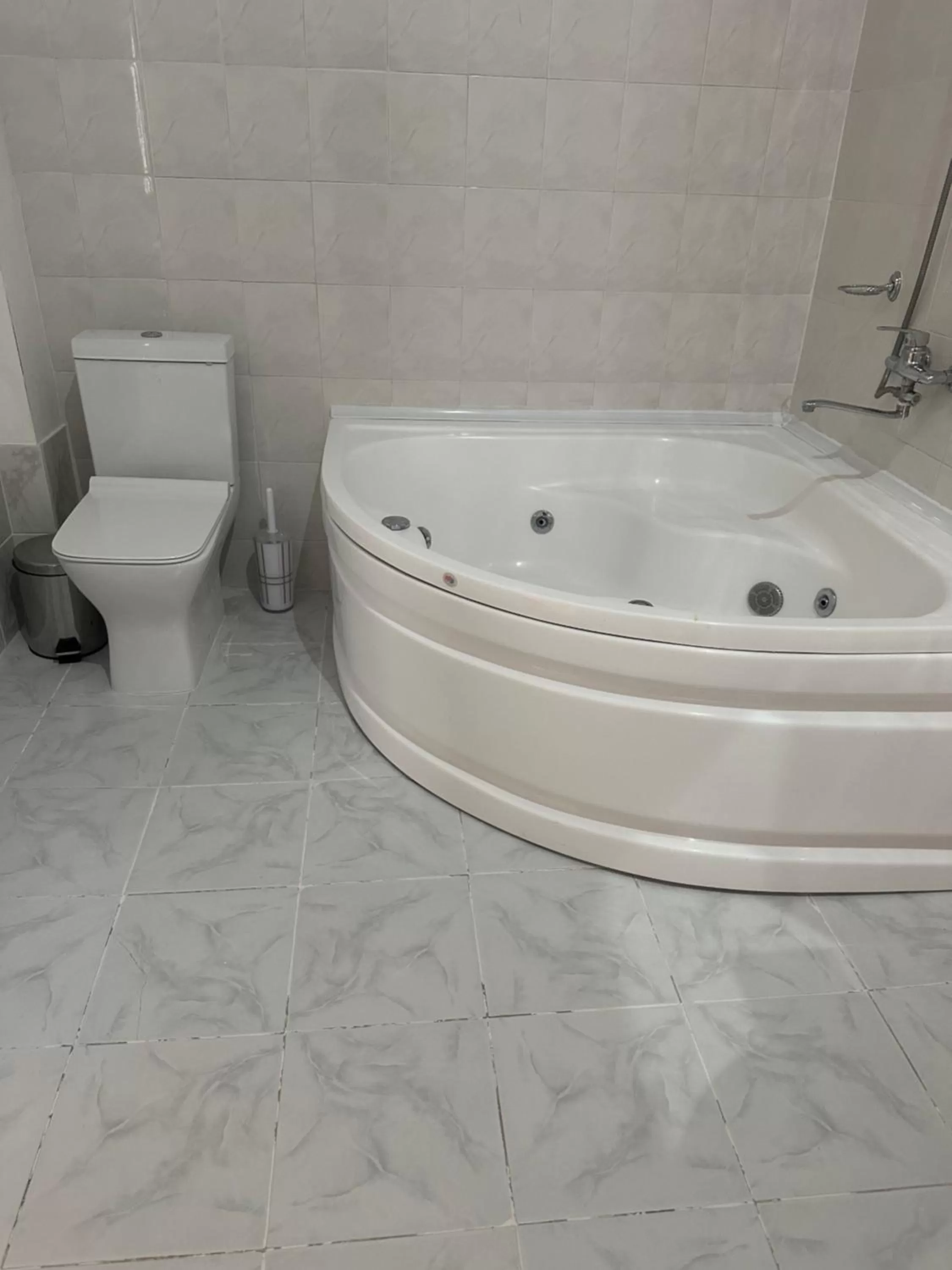 Bathroom in villa old sololaki