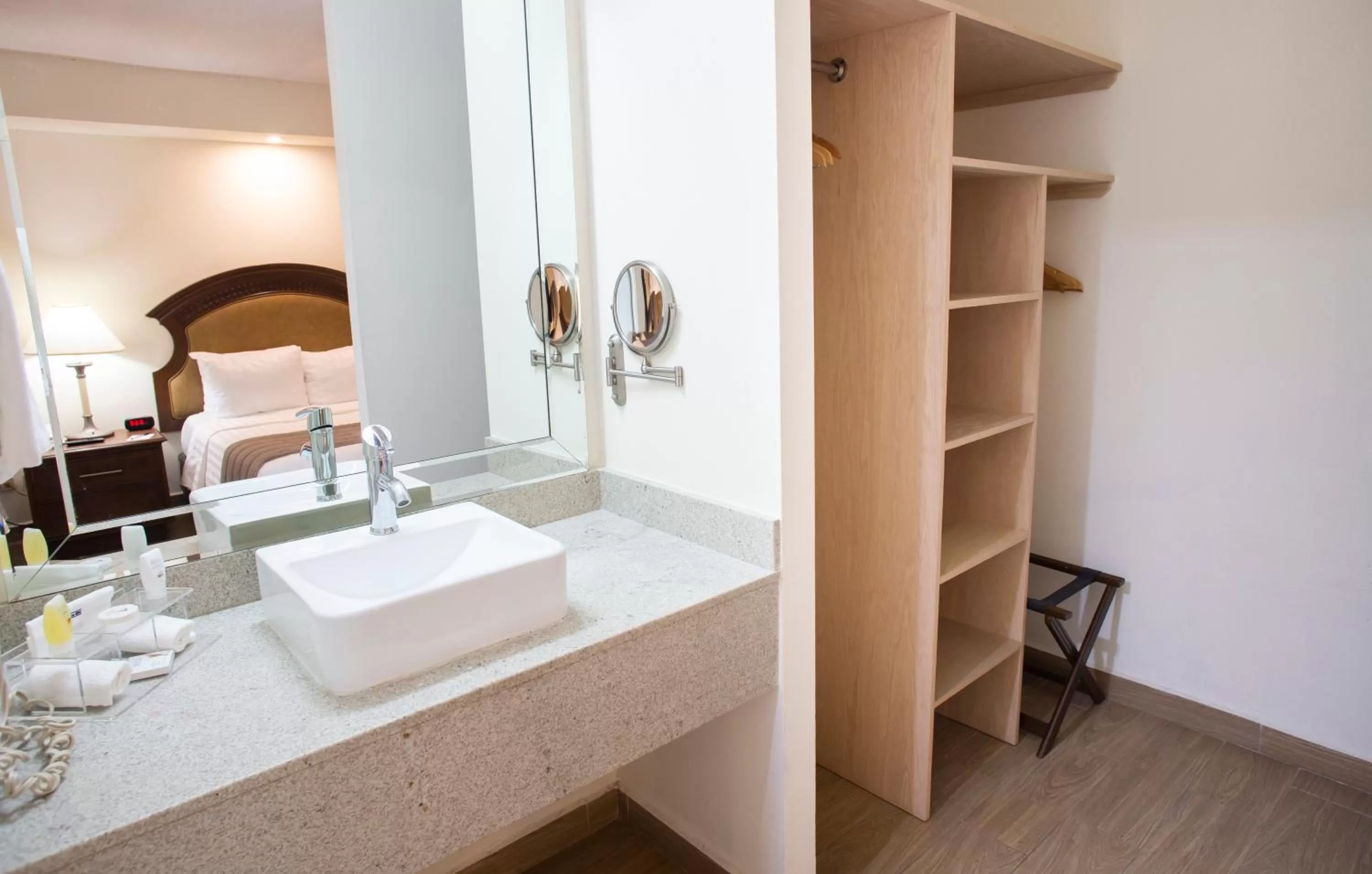 Shower in Best Western PLUS Monterrey Colón