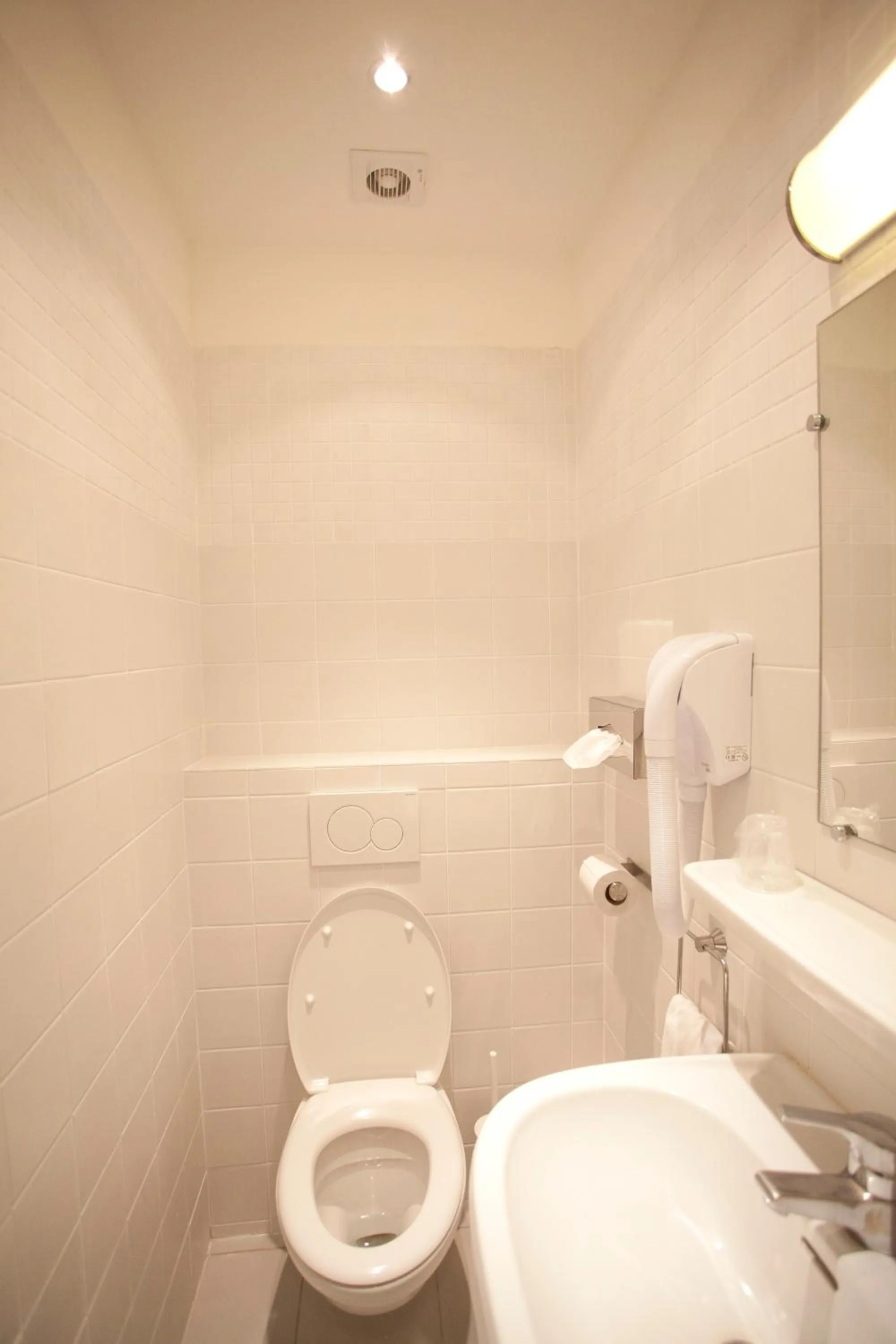 Toilet in Nadaud Hotel