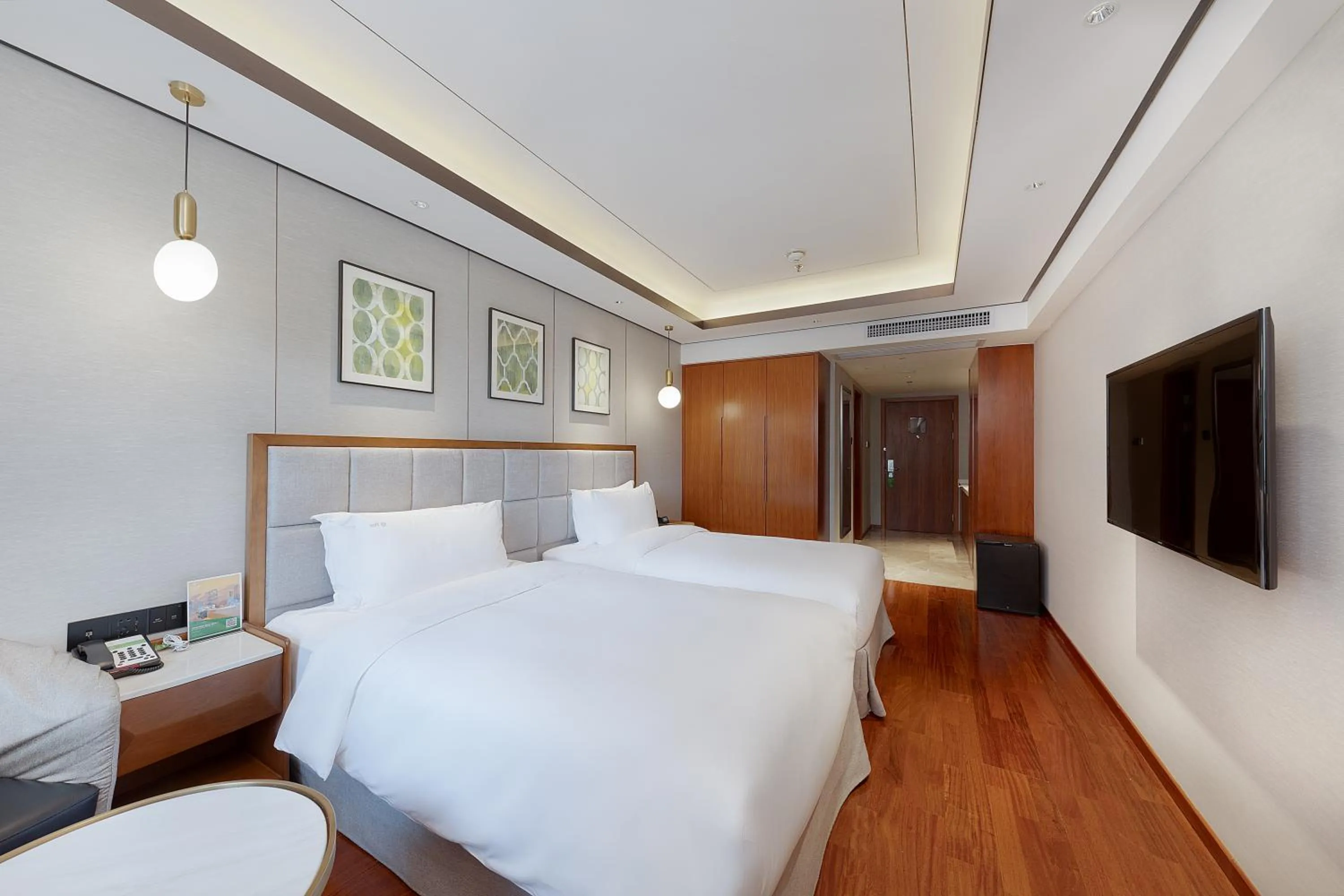 Photo of the whole room, Bed in Holiday Inn Suites Xi'an High-Tech Zone by IHG