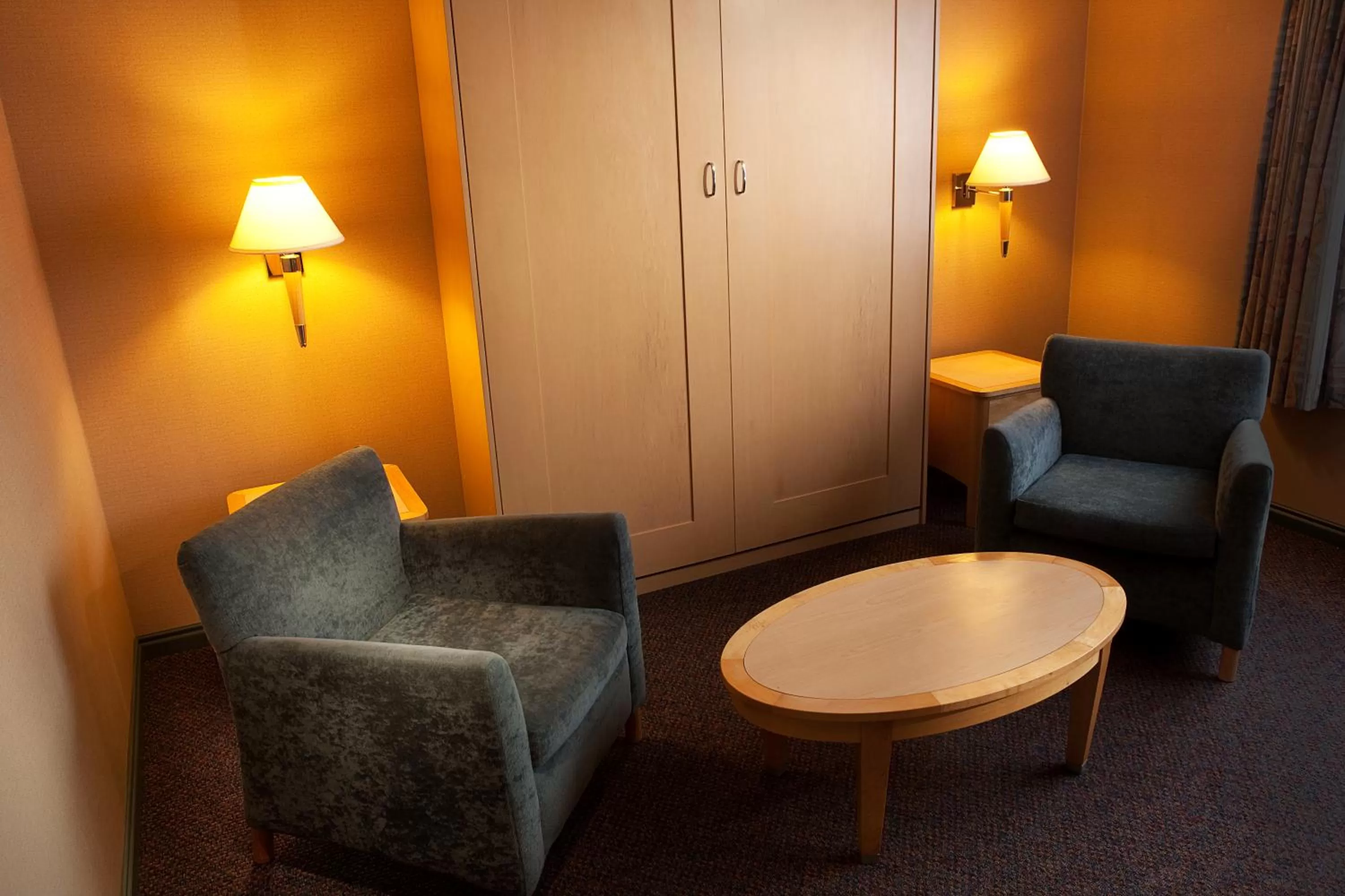 Seating area in Ramada Plaza by Wyndham Prince George