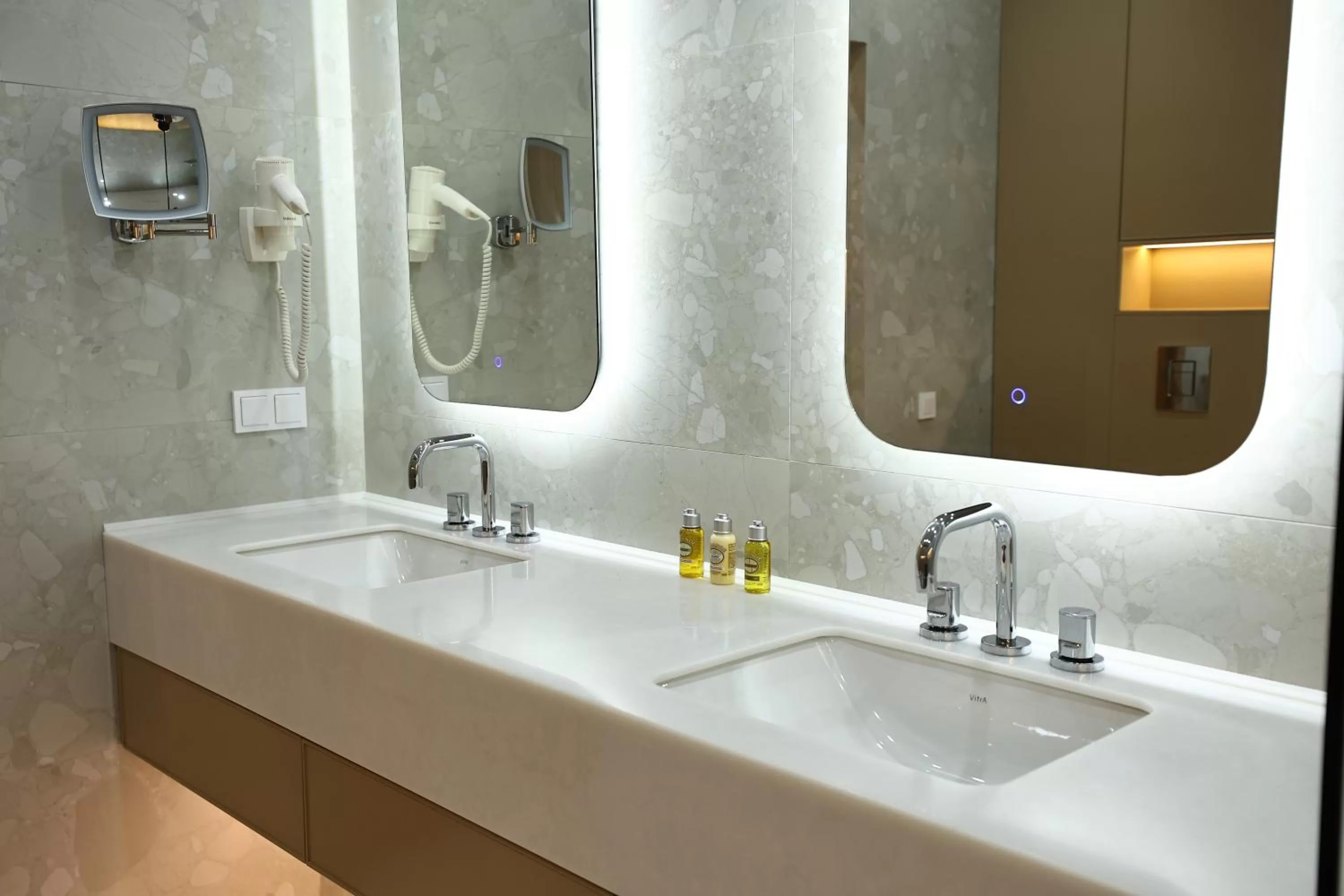 Shower in Amsterdam Hotel Aktobe