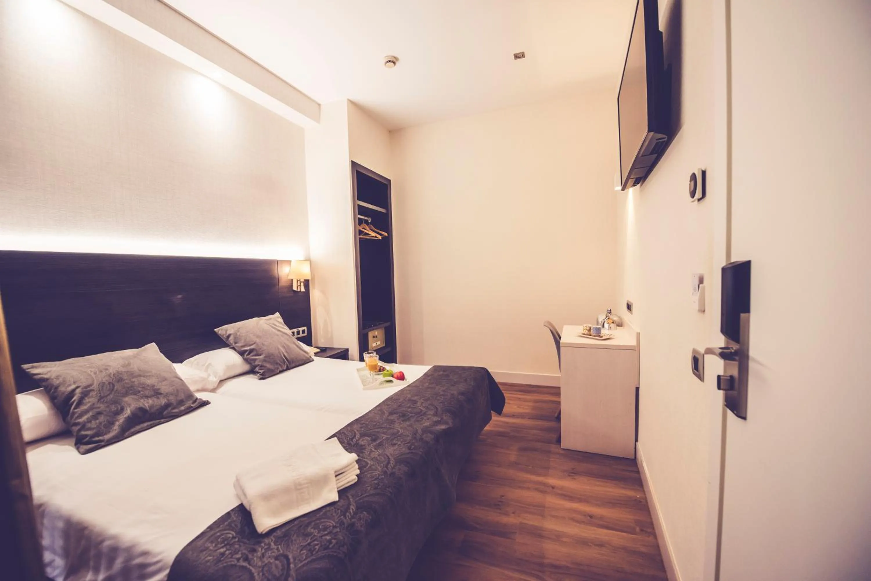 Bedroom, Bed in Hostal Marlasca