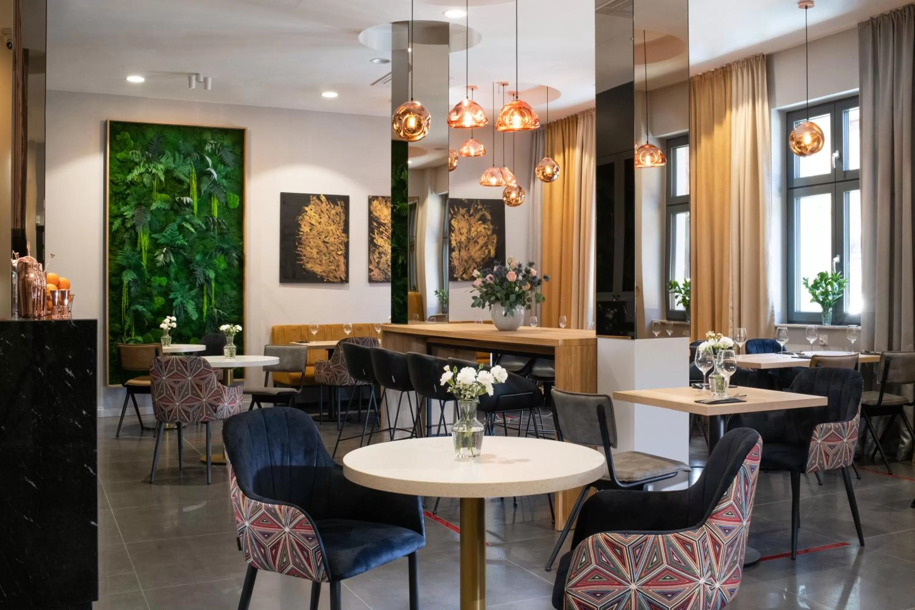 Restaurant/places to eat in Xerion Hotel