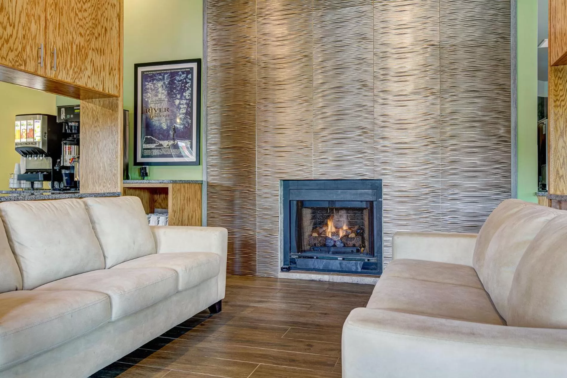 Communal lounge/ TV room, Seating Area in Seven Hills Suites Tallahassee