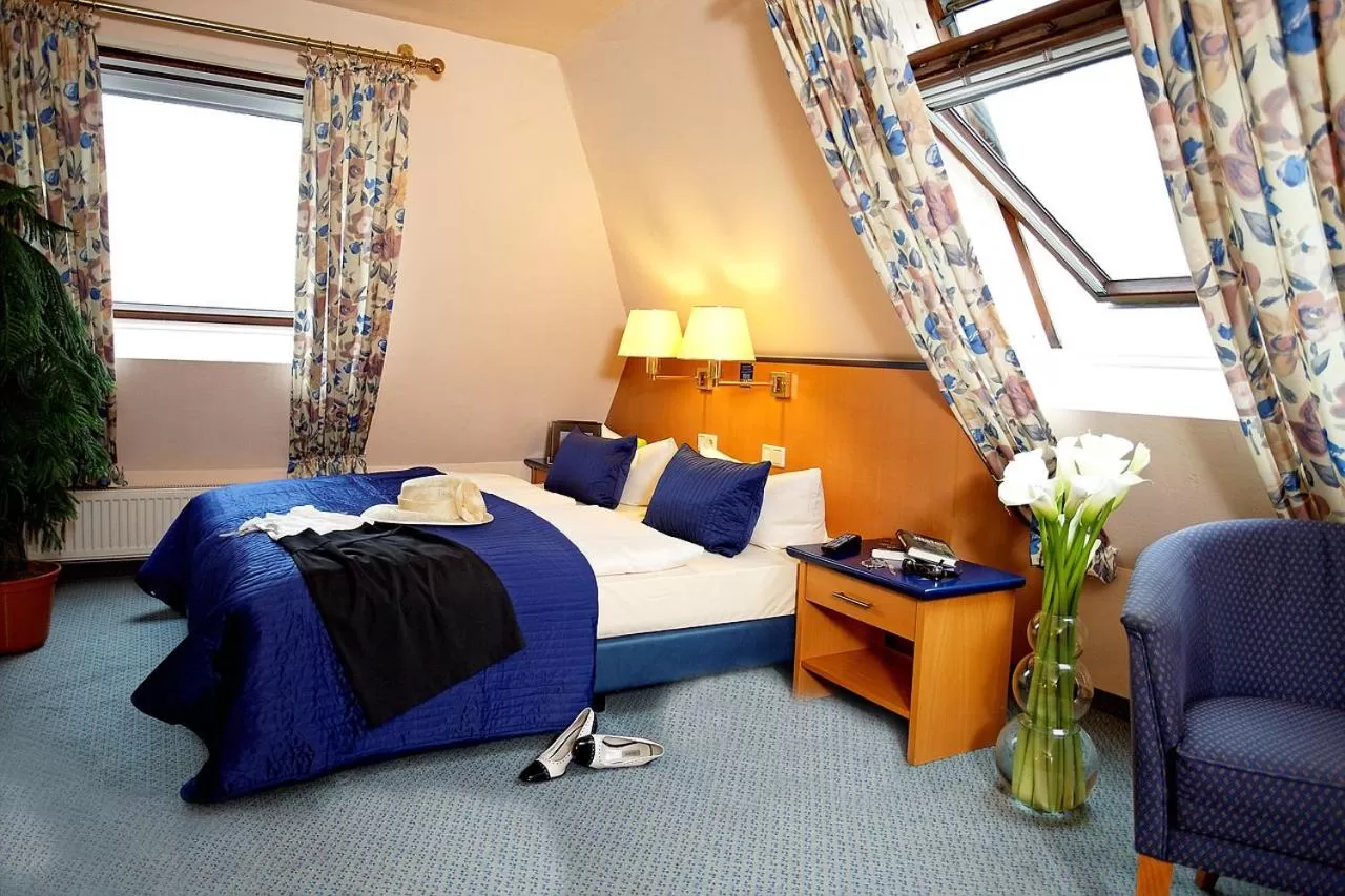 Bed in Rheinhotel Vier Jahreszeiten Bad Breisig