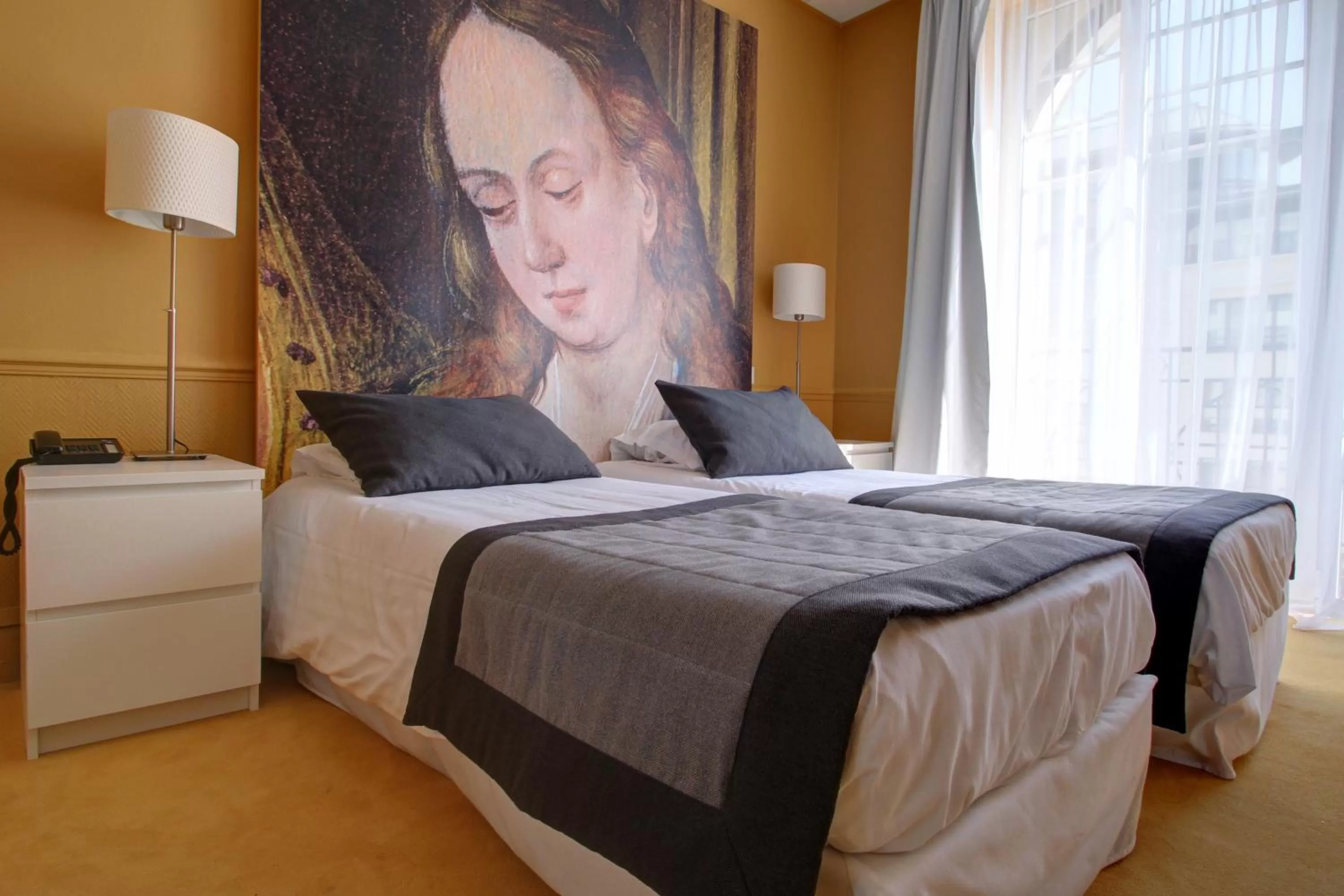 Bedroom, Bed in Hôtel Cecyl Reims Centre