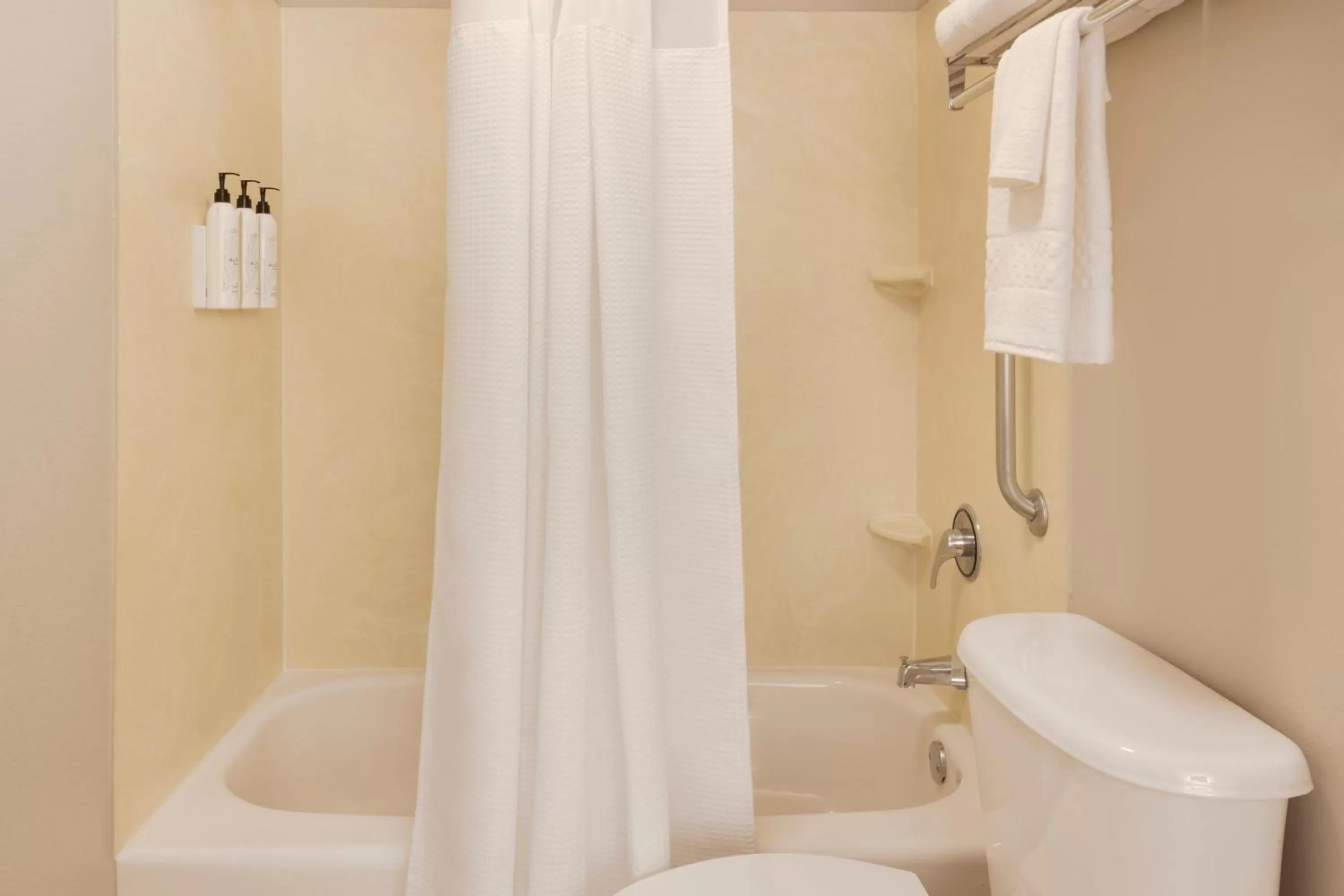 Bathroom in SpringHill Suites by Marriott Newark International Airport