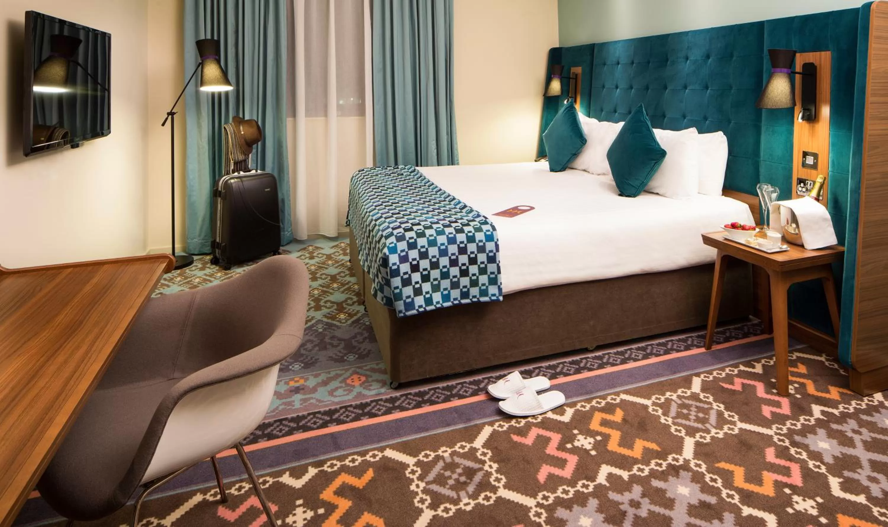 Photo of the whole room, Bed in Mercure London Bridge