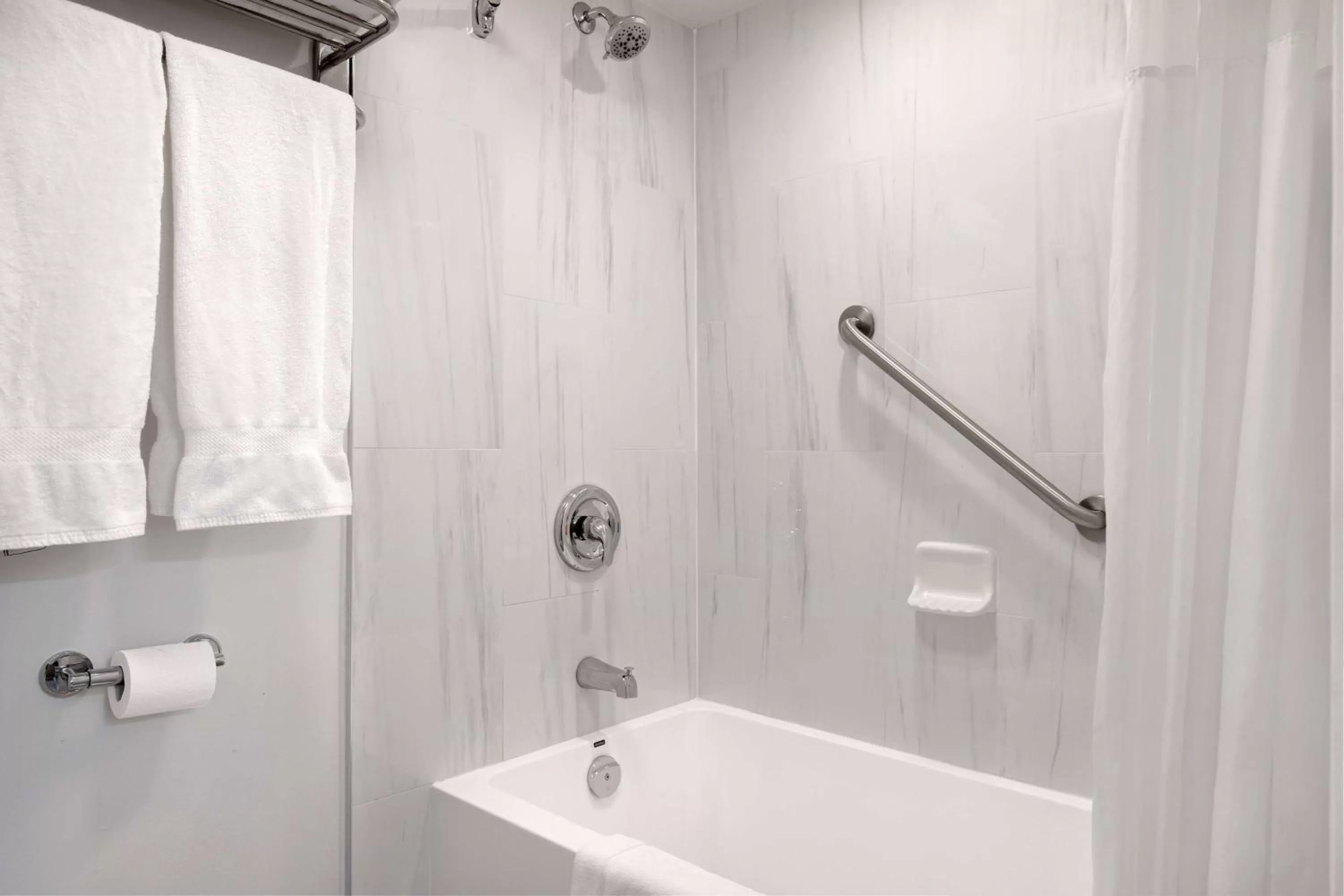 TV and multimedia in Days Inn by Wyndham Victoria Uptown