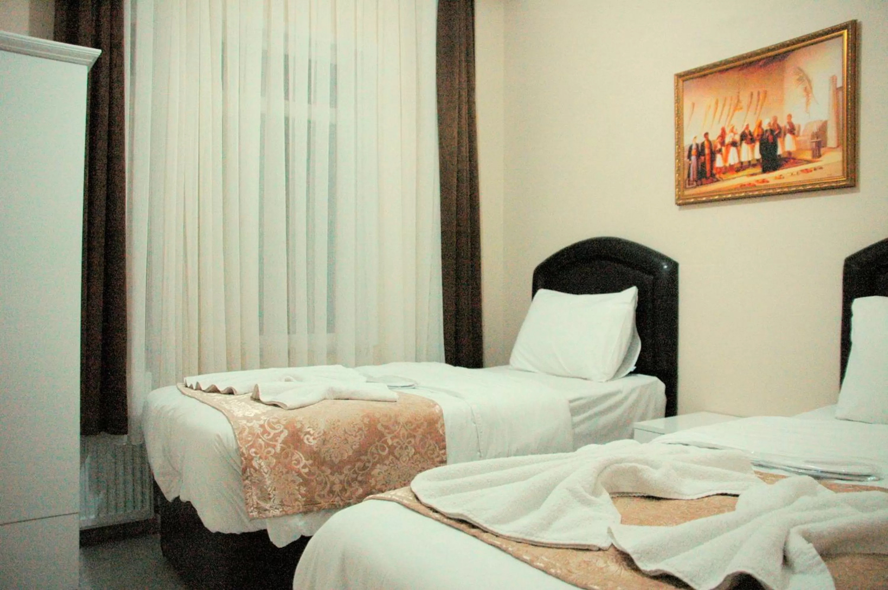 Photo of the whole room, Bed in Tolga Hotel
