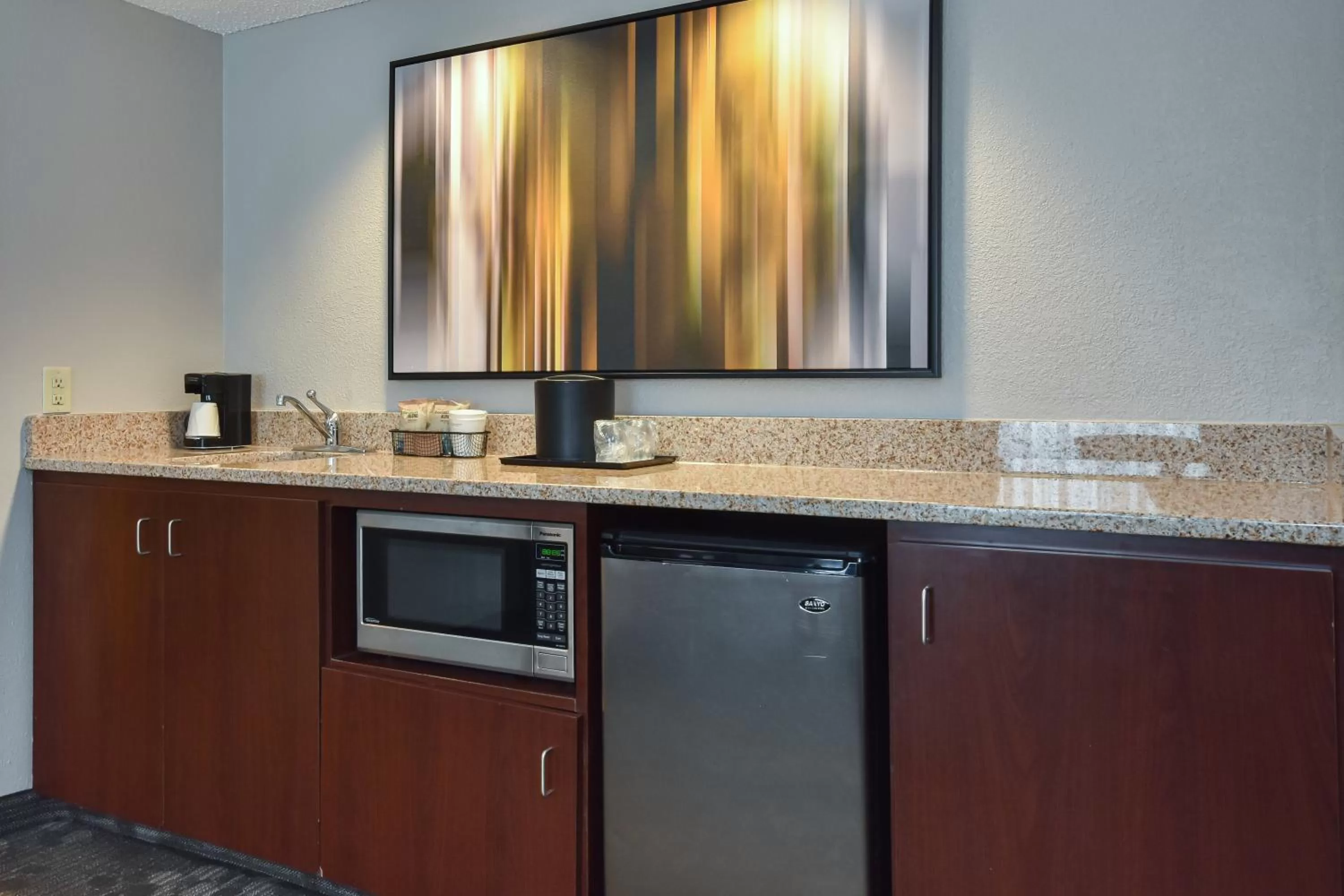 Coffee/tea facilities in Courtyard by Marriott Charlotte Matthews