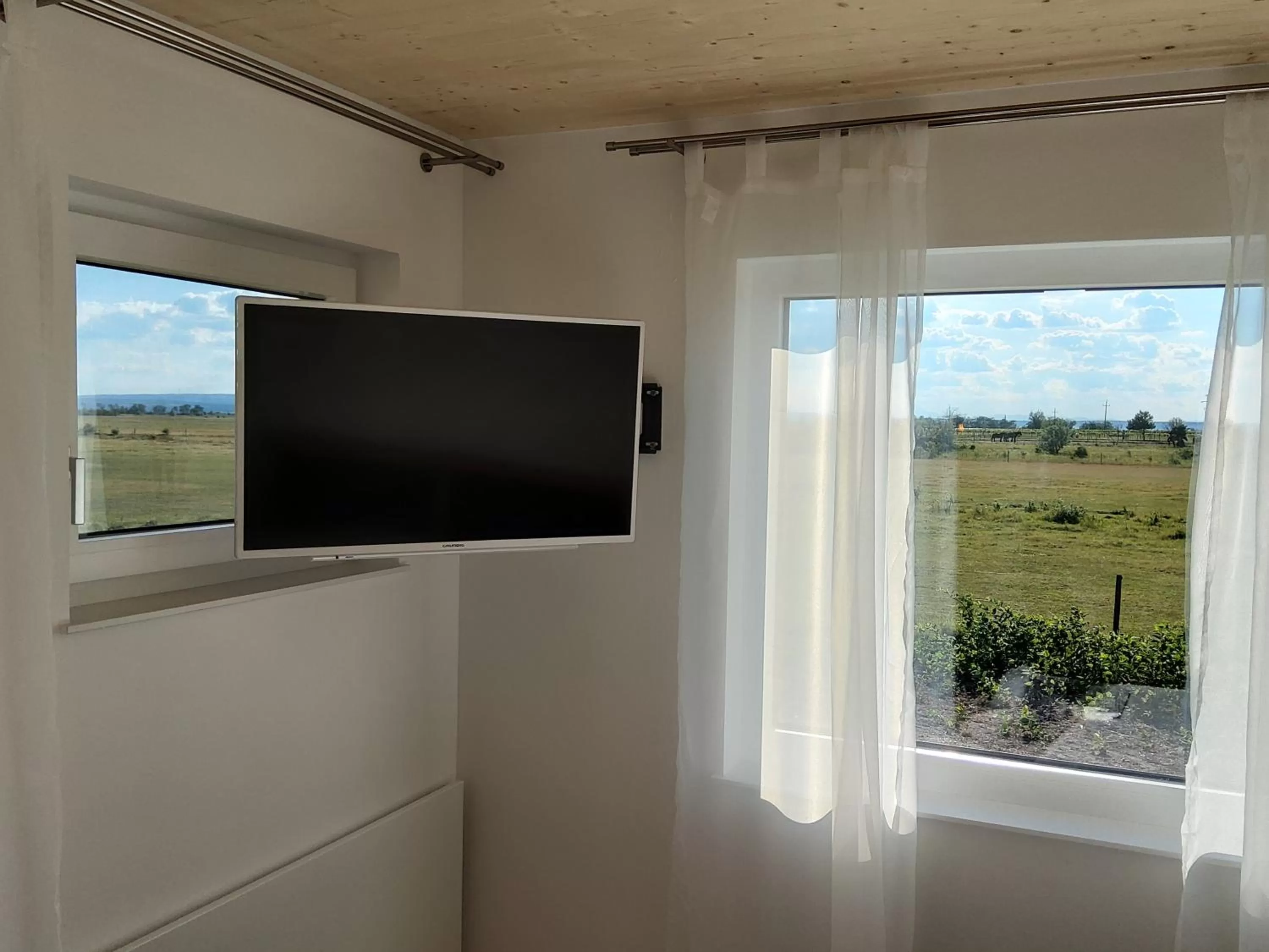 TV and multimedia, TV/Entertainment Center in Zimmerei - Landgasthaus Karlo