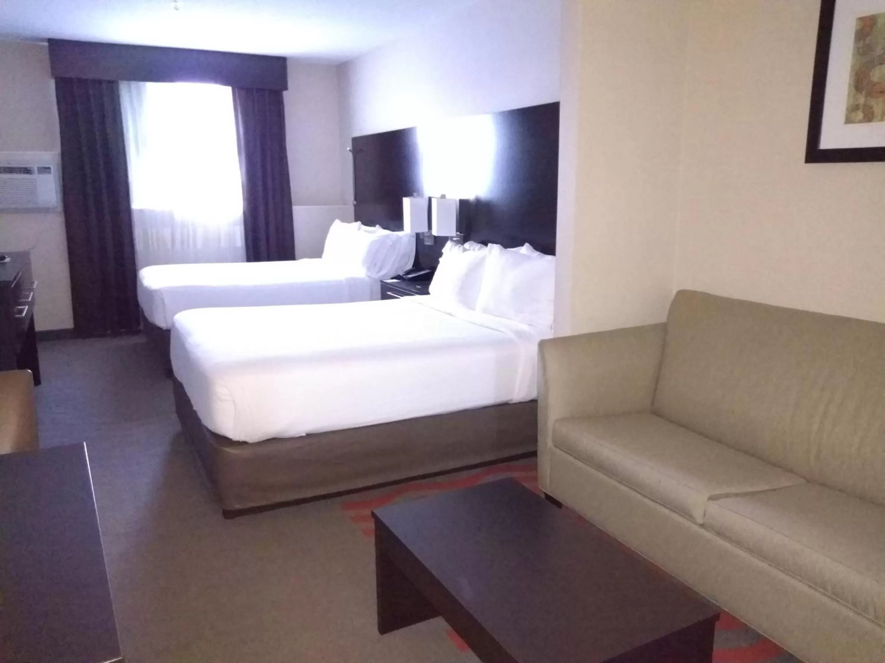 Photo of the whole room, Bed in Holiday Inn Express Hotel & Suites Waterford by IHG