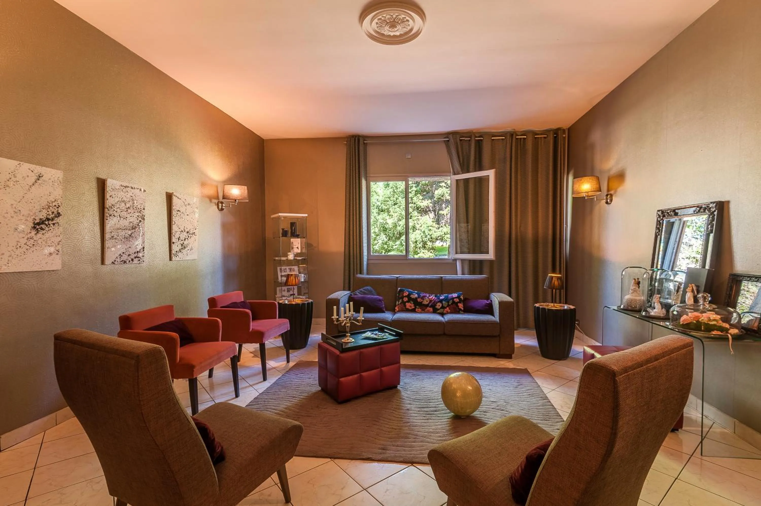 Communal lounge/ TV room in Logis Hotel - Restaurant Le Relais de Comodoliac