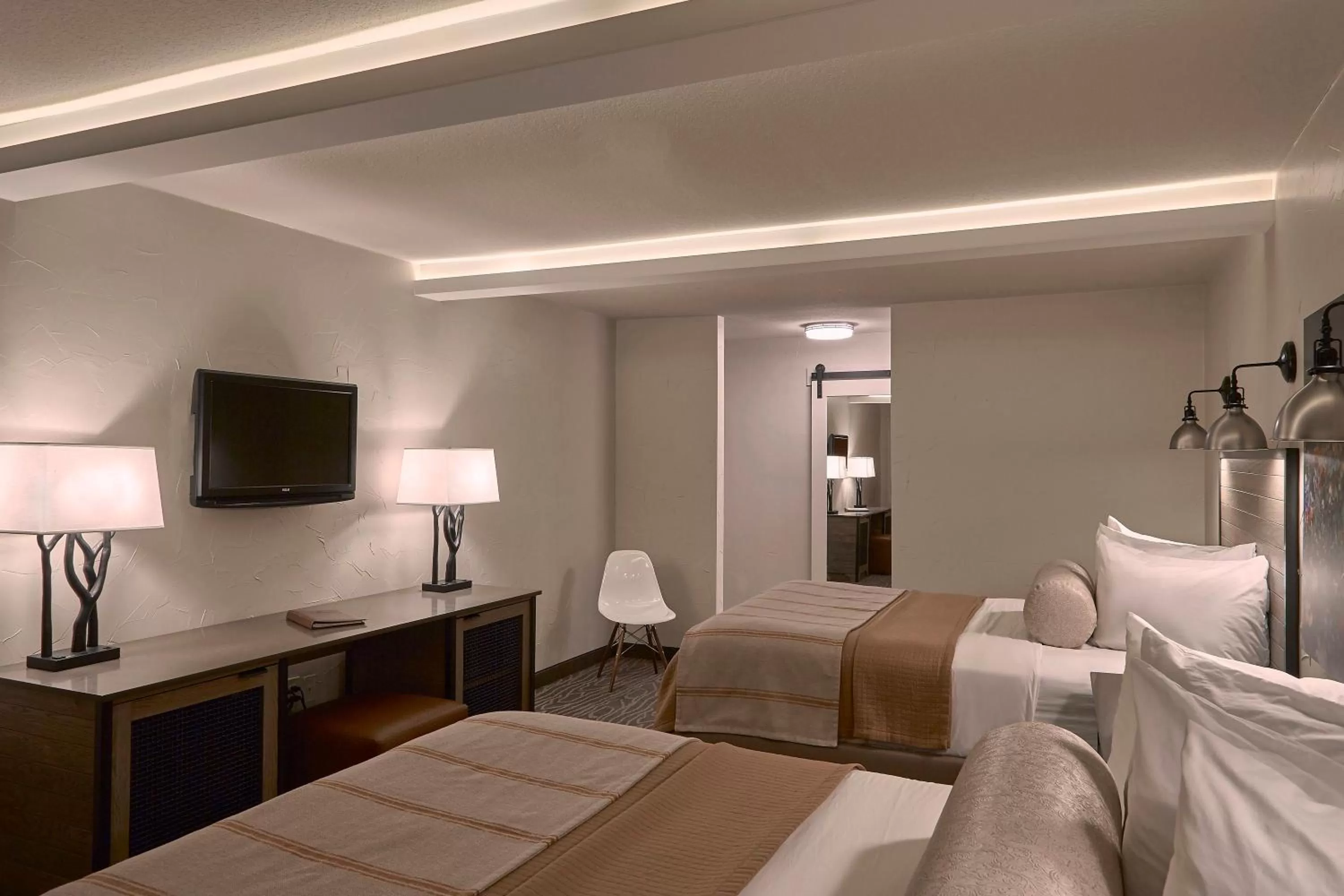 Photo of the whole room, Bed in Fredericksburg Inn and Suites