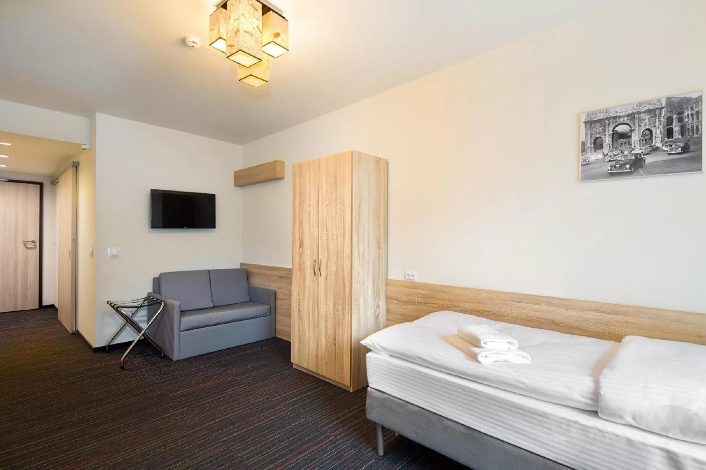 Photo of the whole room, Bed in Automobil Hotel