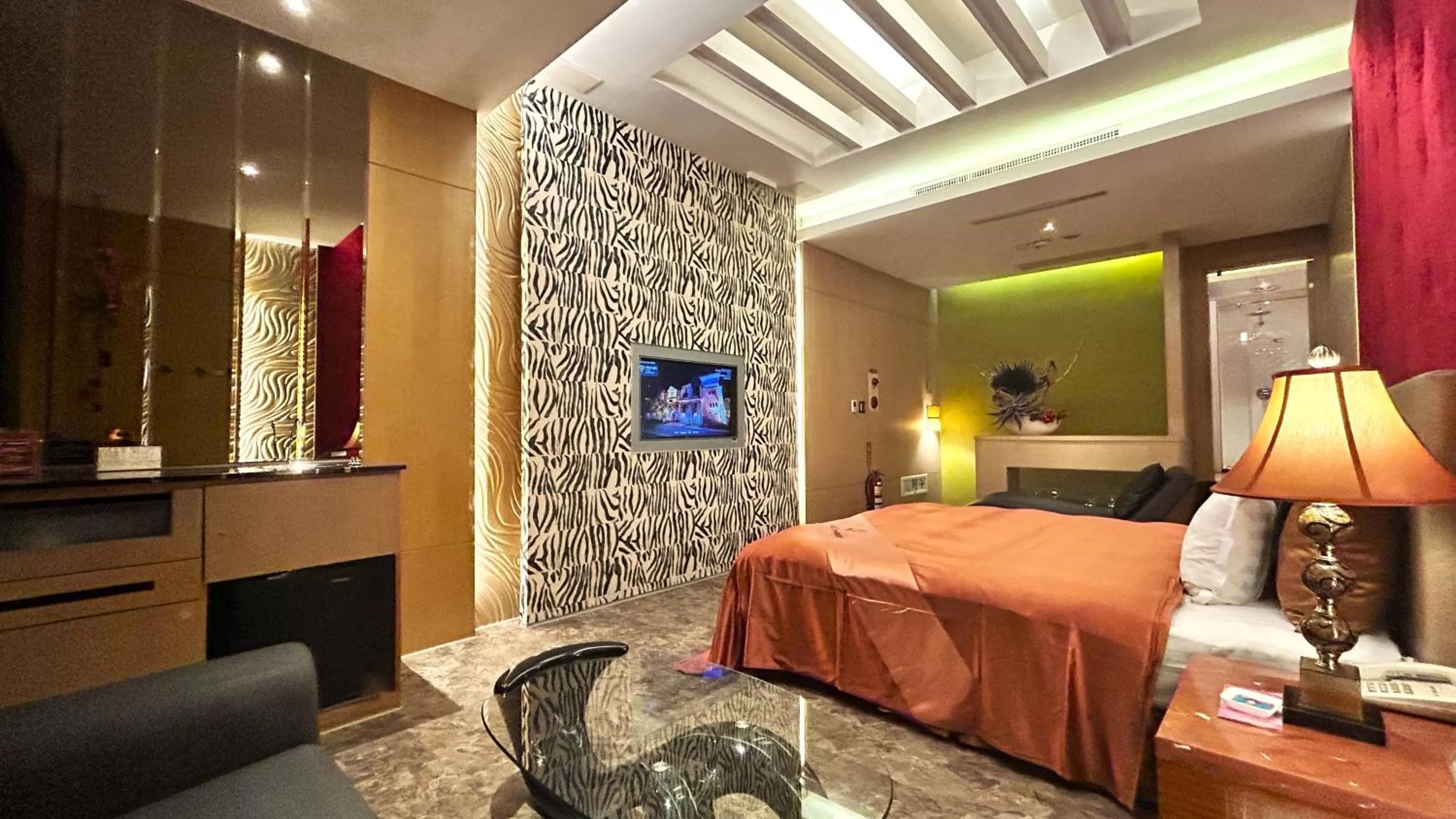 Photo of the whole room, Bed in Shining Motel