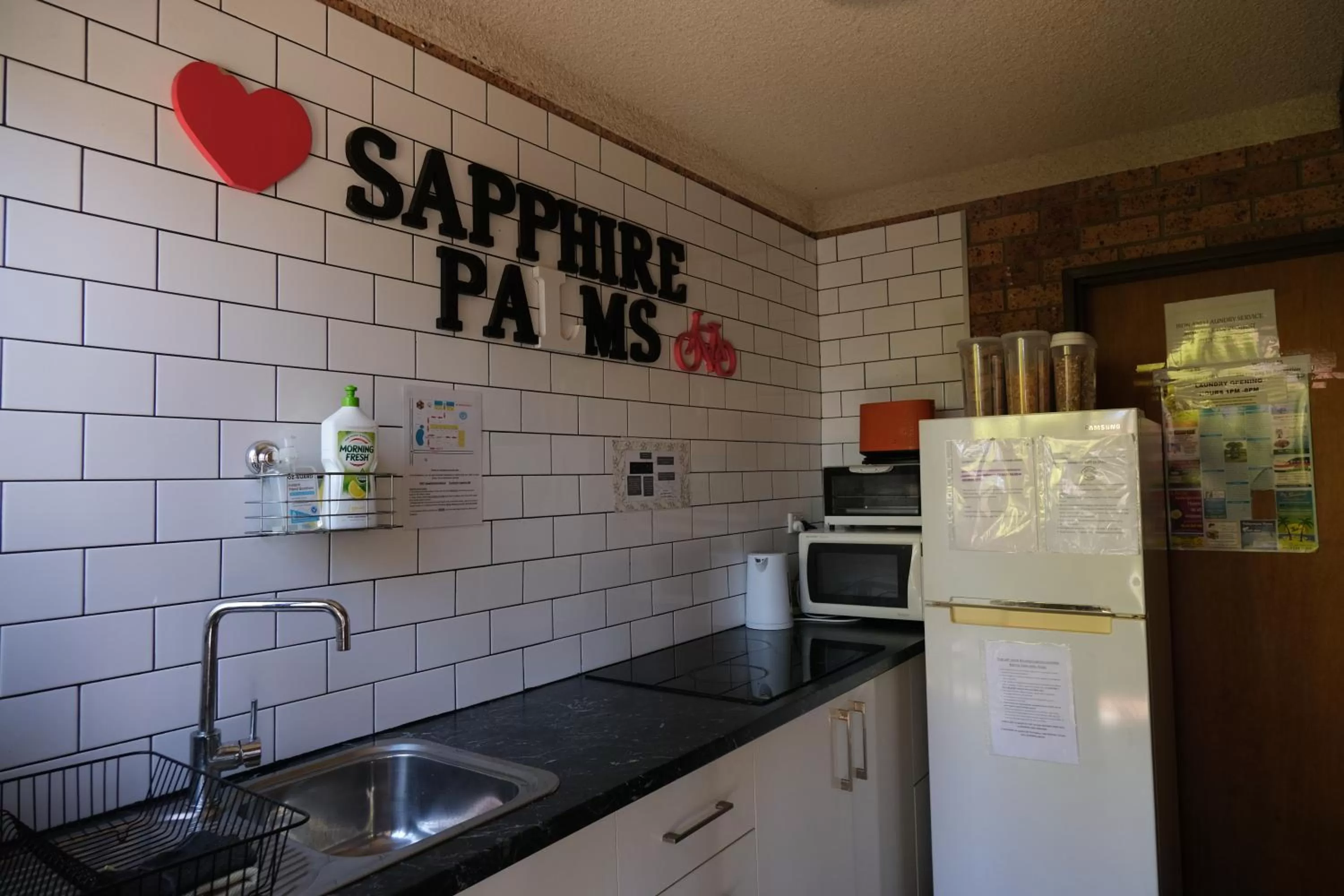 Communal kitchen in Sapphire Palms Motel