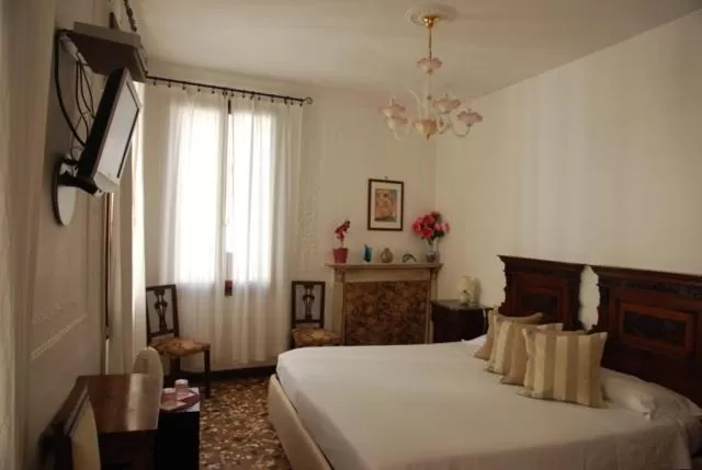 Bed in B&B Al Teatro with canal view