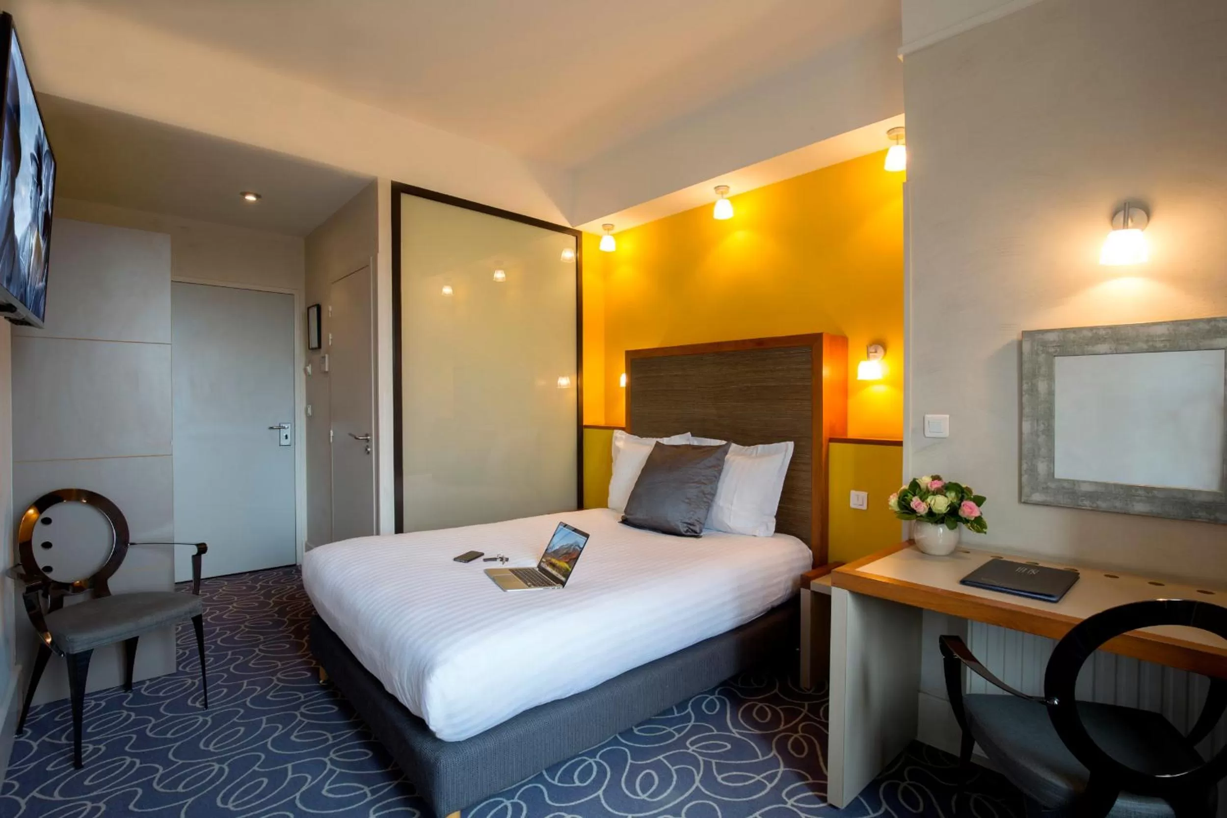 Photo of the whole room, Bed in Hôtel de Normandie