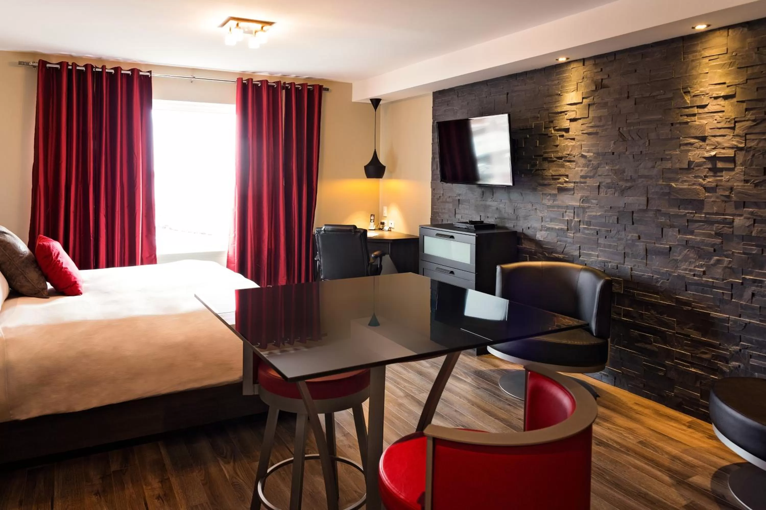 Bedroom, Bed in Hôtel Saint-Germain Rimouski