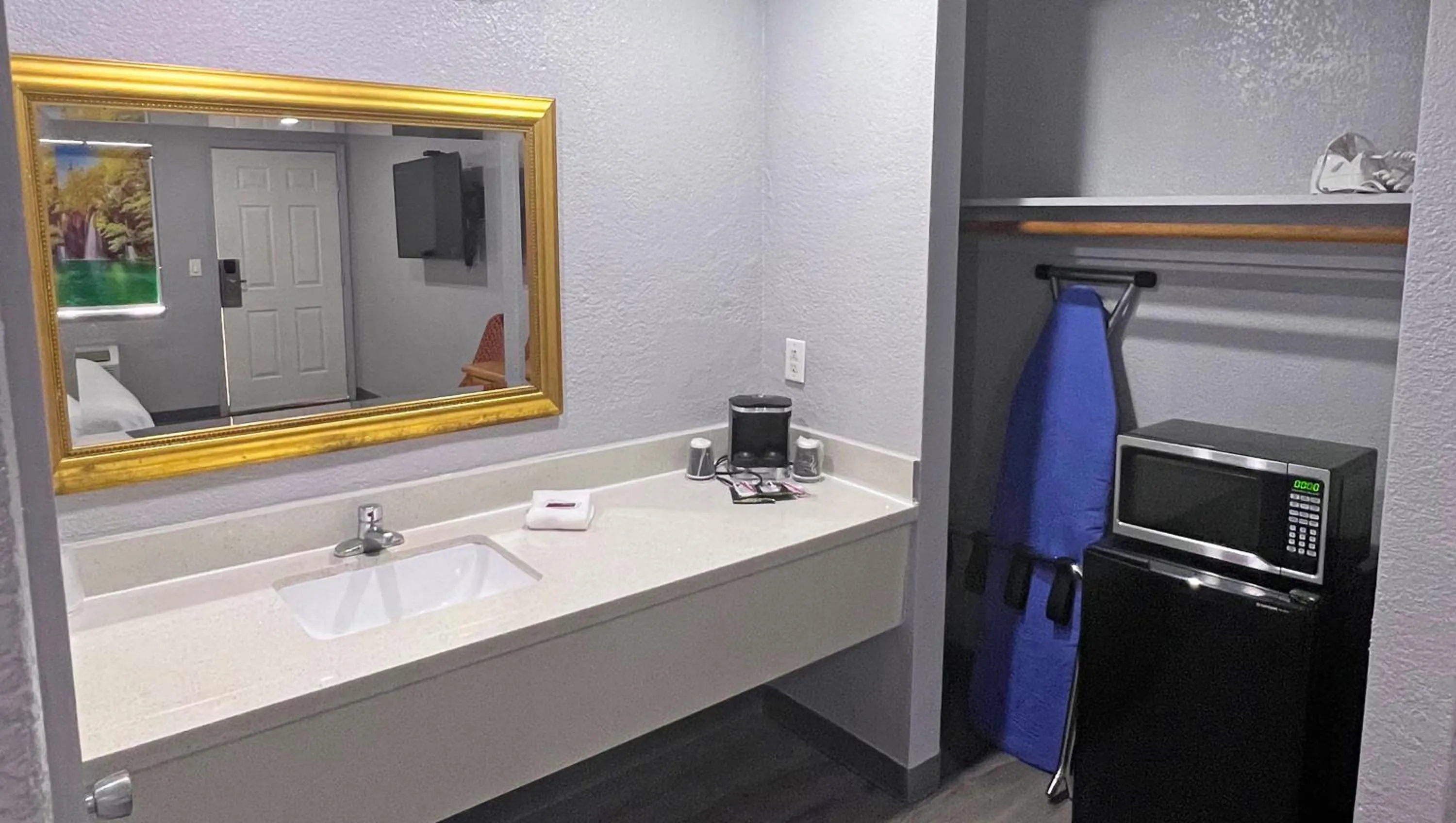 Bathroom in Anchorage Inn Lakeport