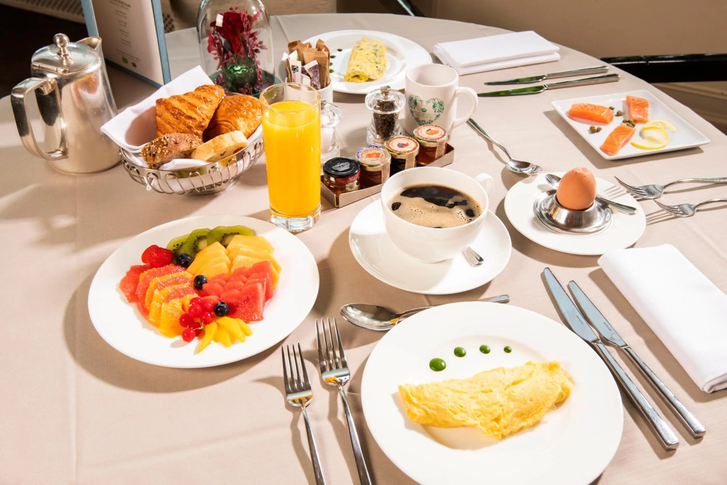 Buffet breakfast in Hôtel Des Trois Couronnes & Spa - The Leading Hotels of the World