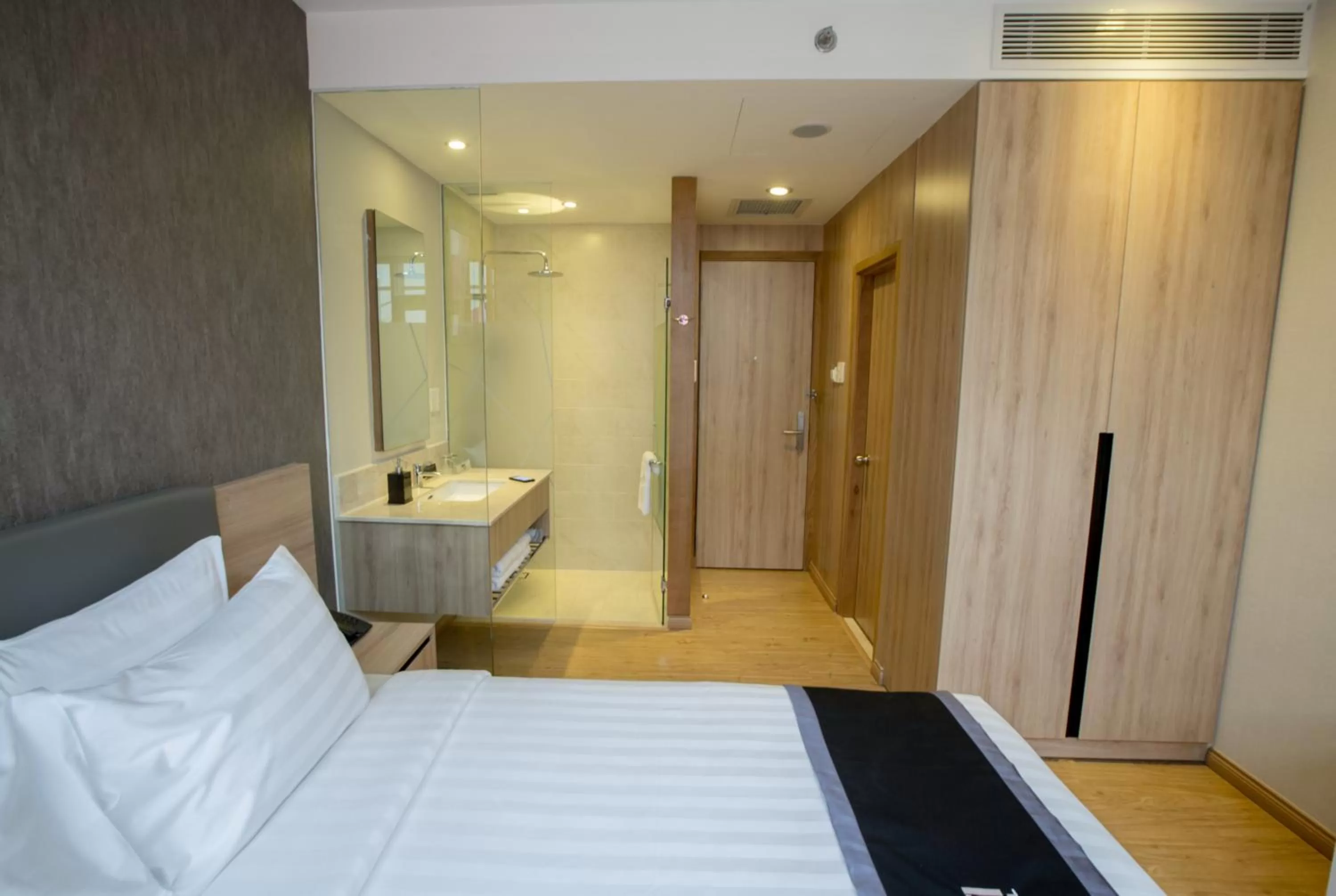 Bathroom, Bed in Avanti Hotel