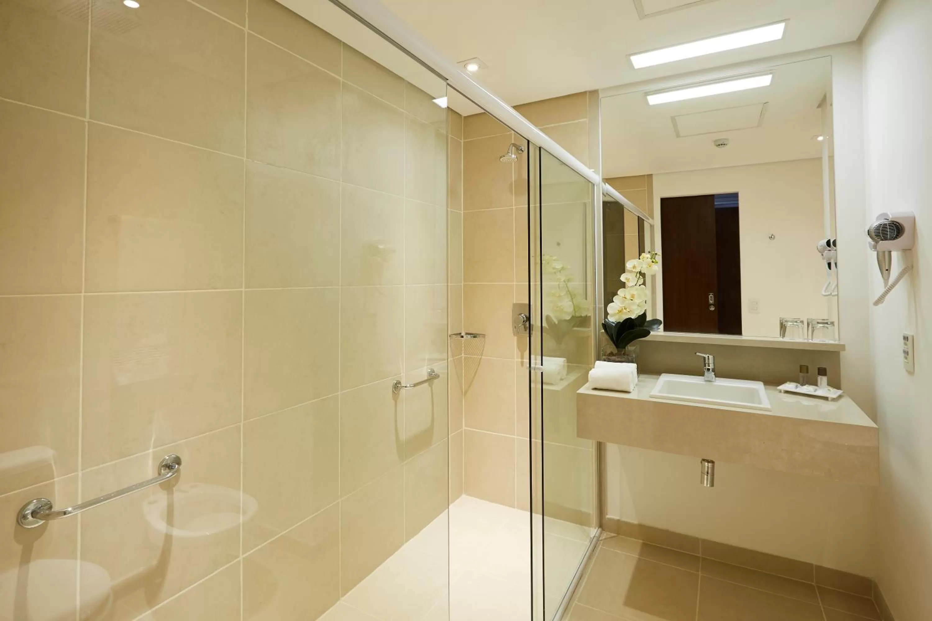 Bathroom in Tulip Inn Itaguai