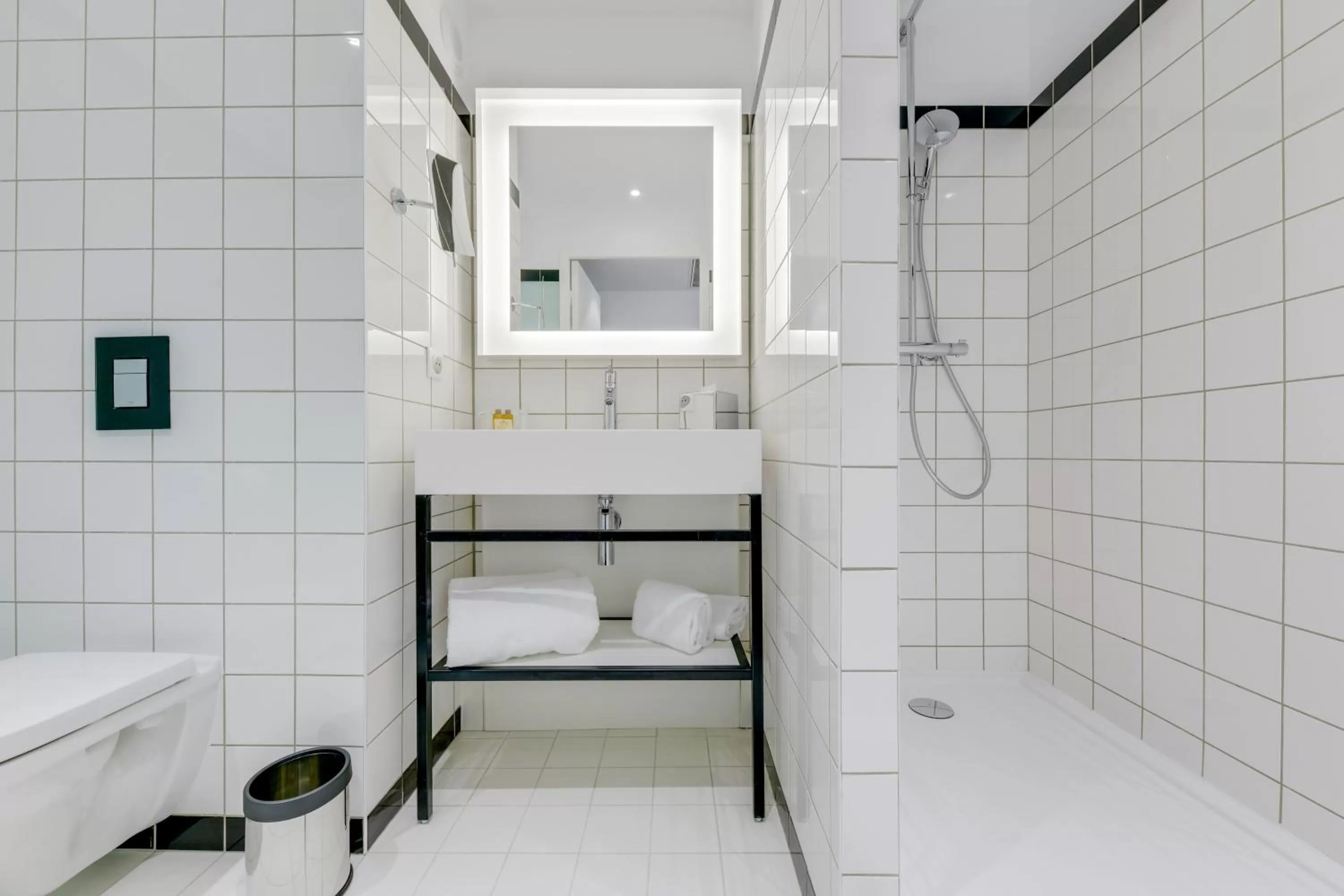 Bathroom in Mercure Paris Orly Airport