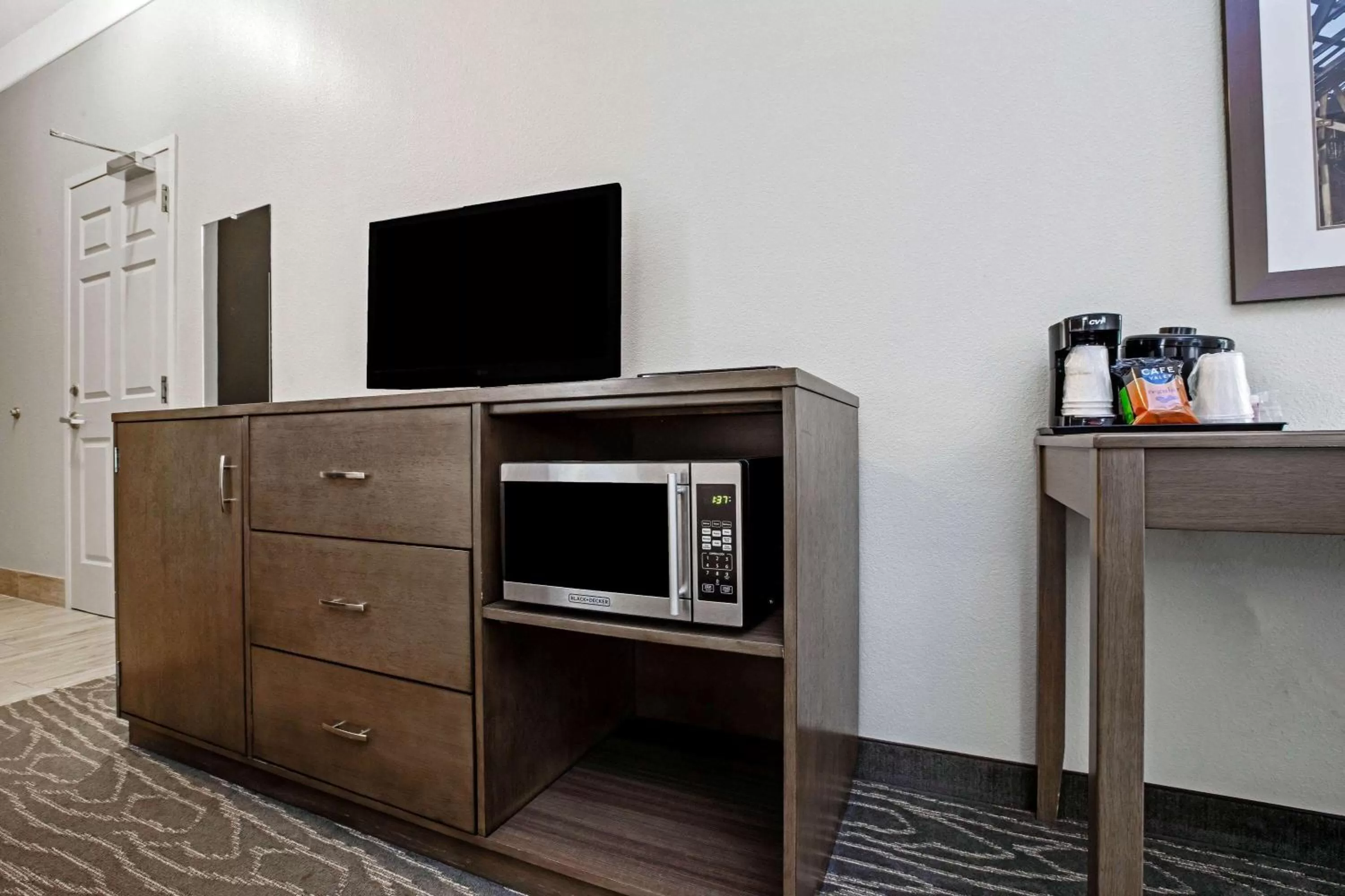 Photo of the whole room in La Quinta by Wyndham Manteca - Ripon