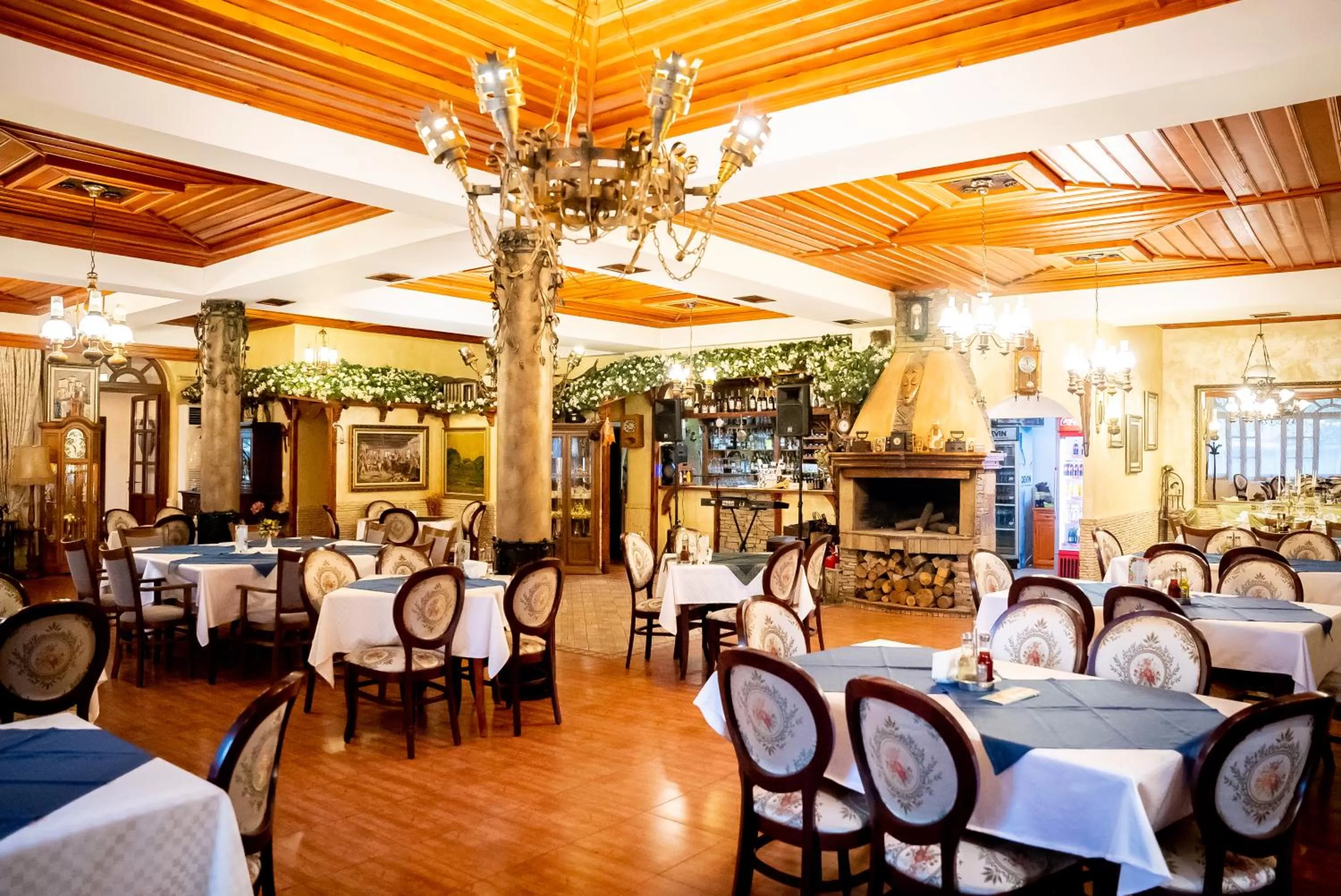 Restaurant/places to eat in Globus Hotel