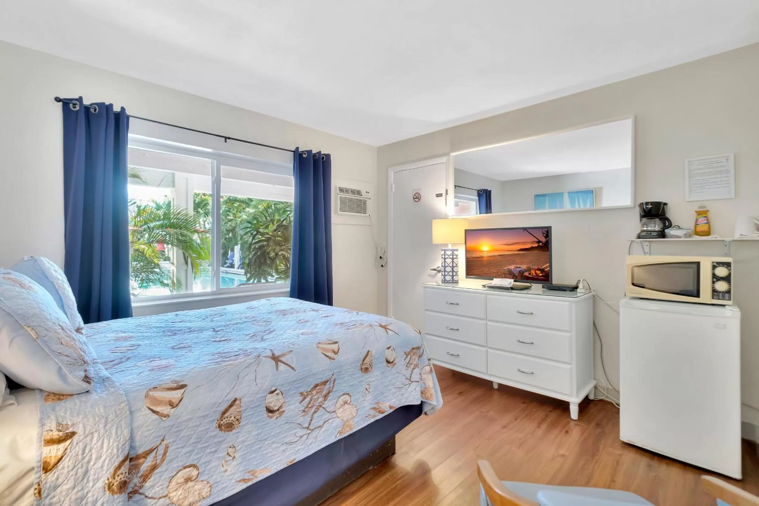 Bedroom, Kitchen/Kitchenette in Seahorse Guesthouse