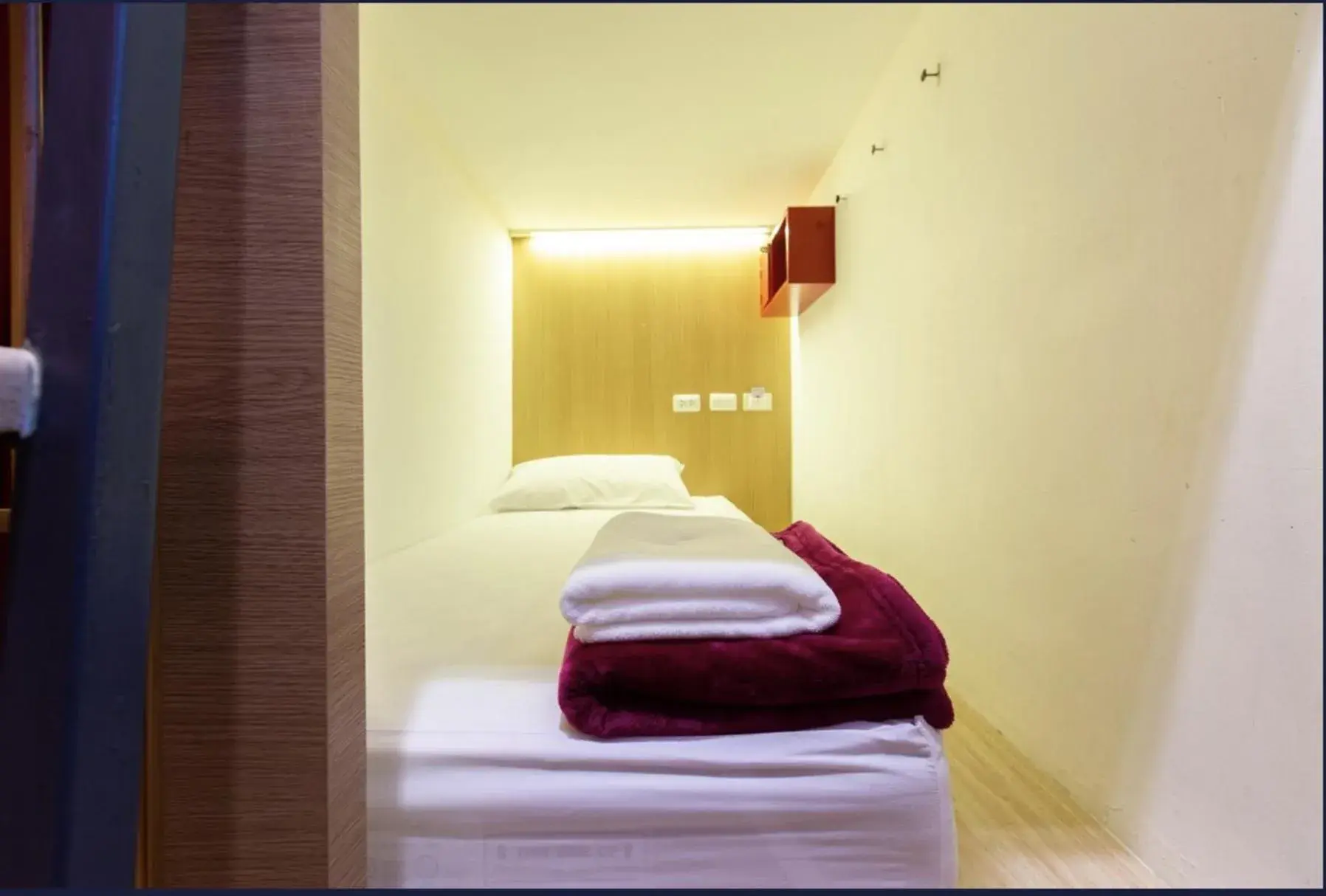 Single Bed in Male Dormitory Room in Prince Theatre Heritage Stay Hostel - Silom Single Bed in Male Dormitory Room in Prince Theatre Heritage Stay Hostel - Silom