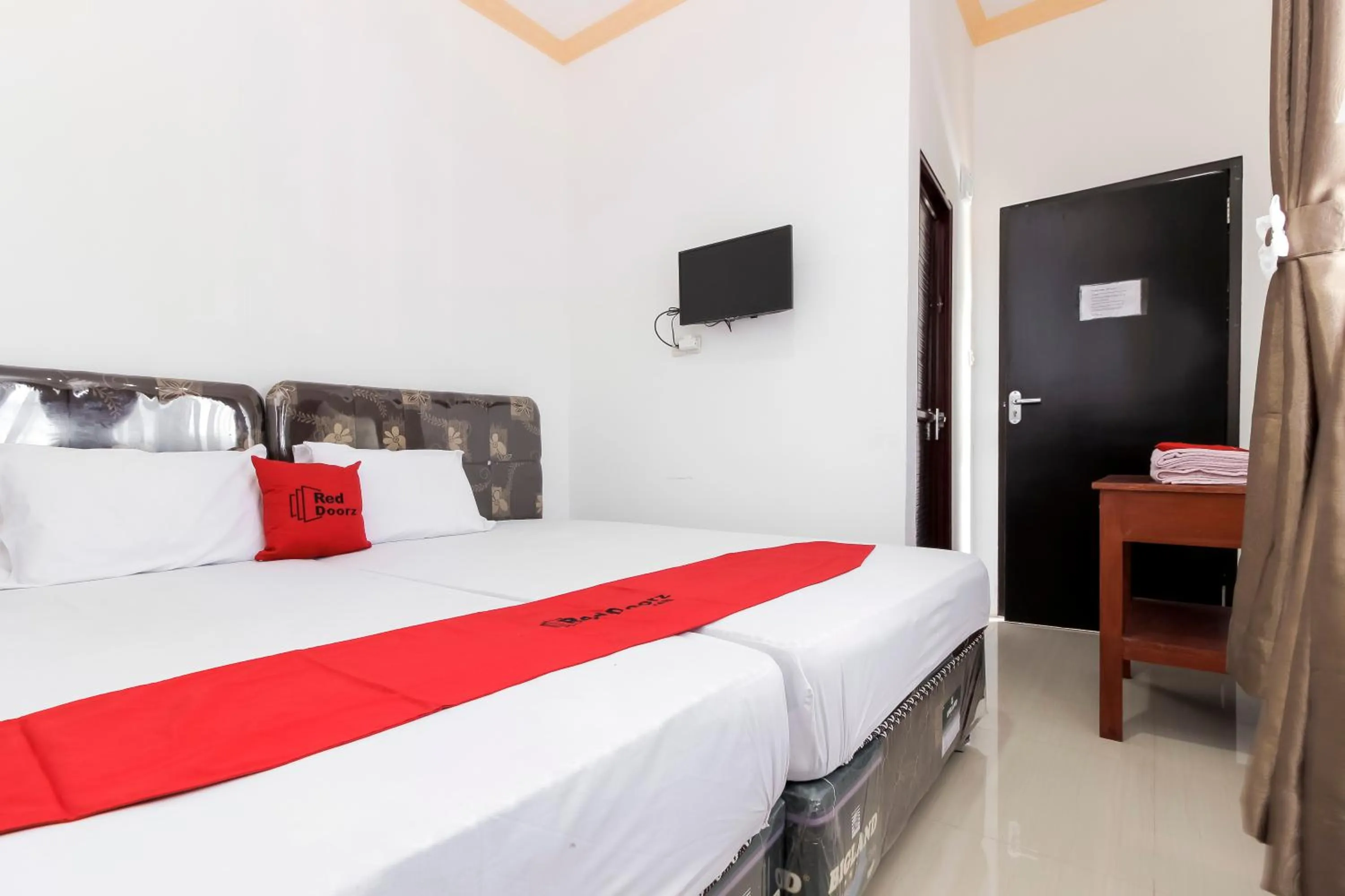 Bedroom, Bed in RedDoorz near Sam Ratulangi Airport Manado