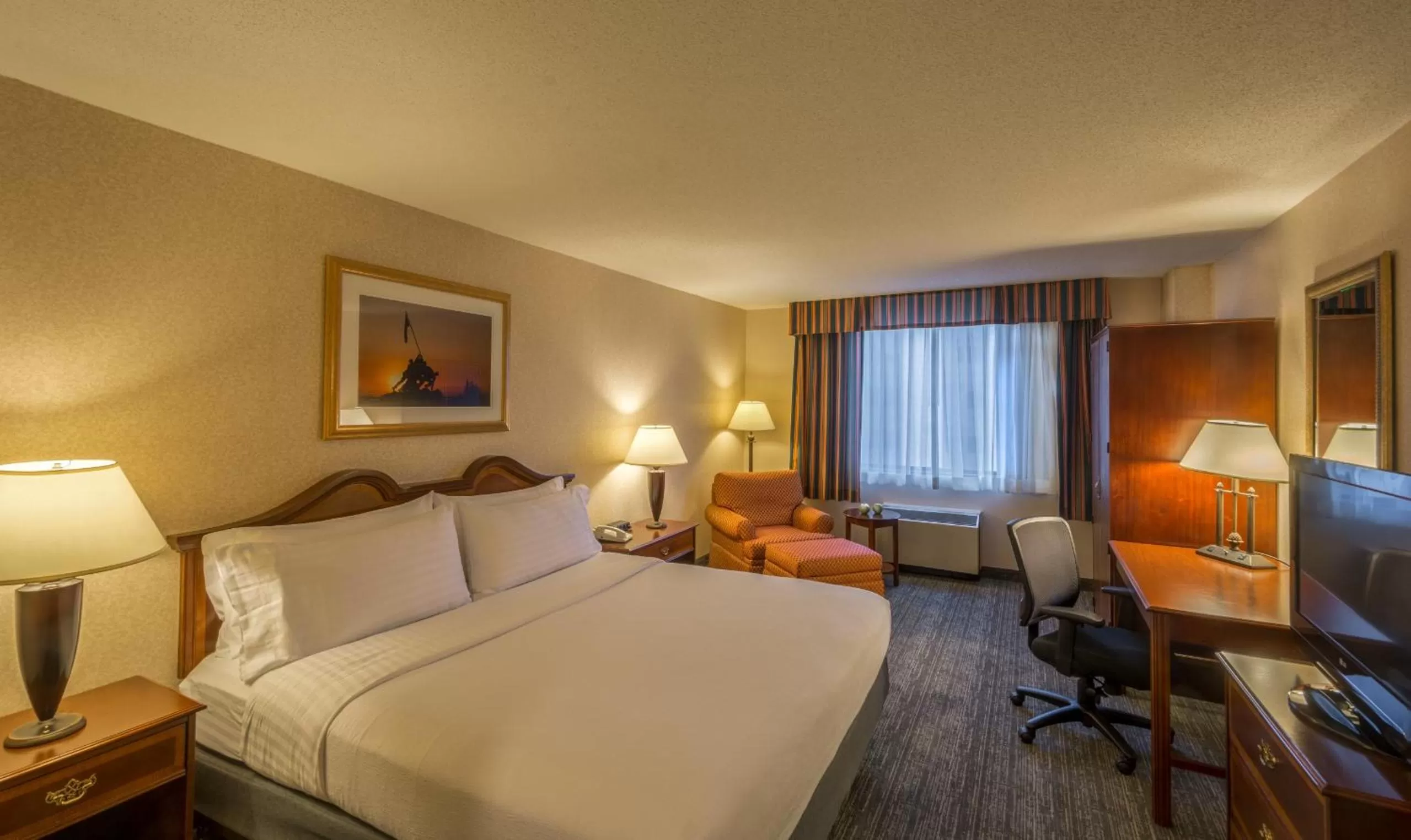 Bedroom, Bed in Holiday Inn Arlington at Ballston by IHG
