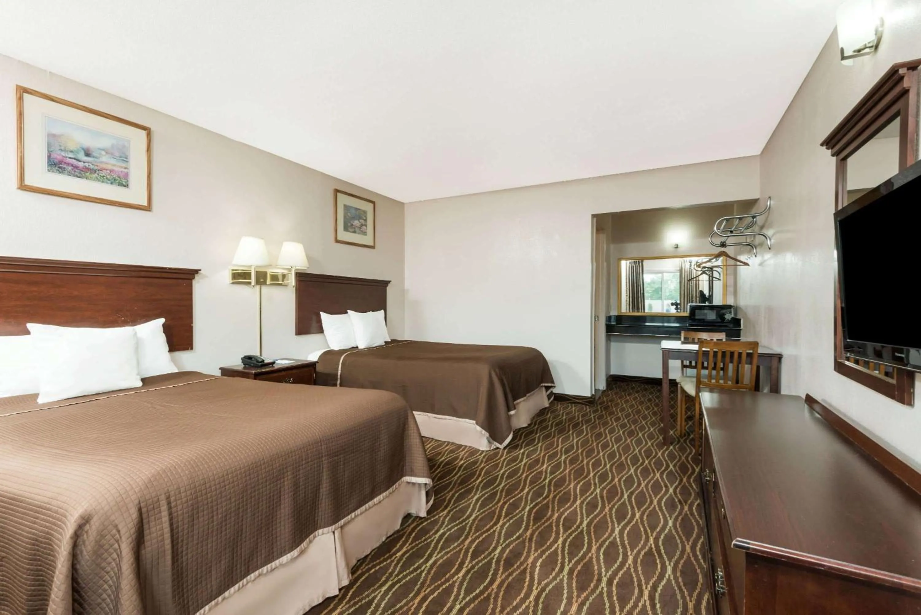 Photo of the whole room, Bed in Howard Johnson by Wyndham Springfield