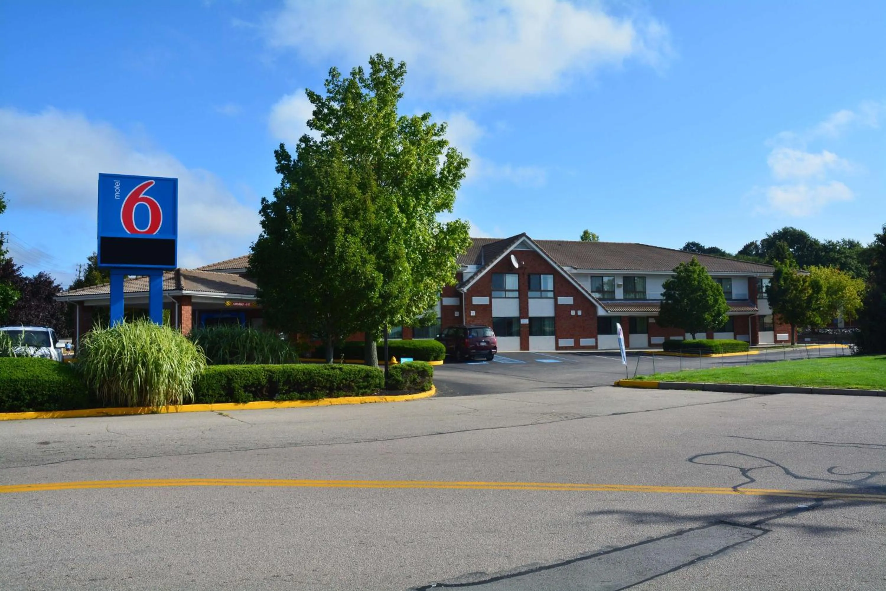 Property building in Motel 6-Newport, RI