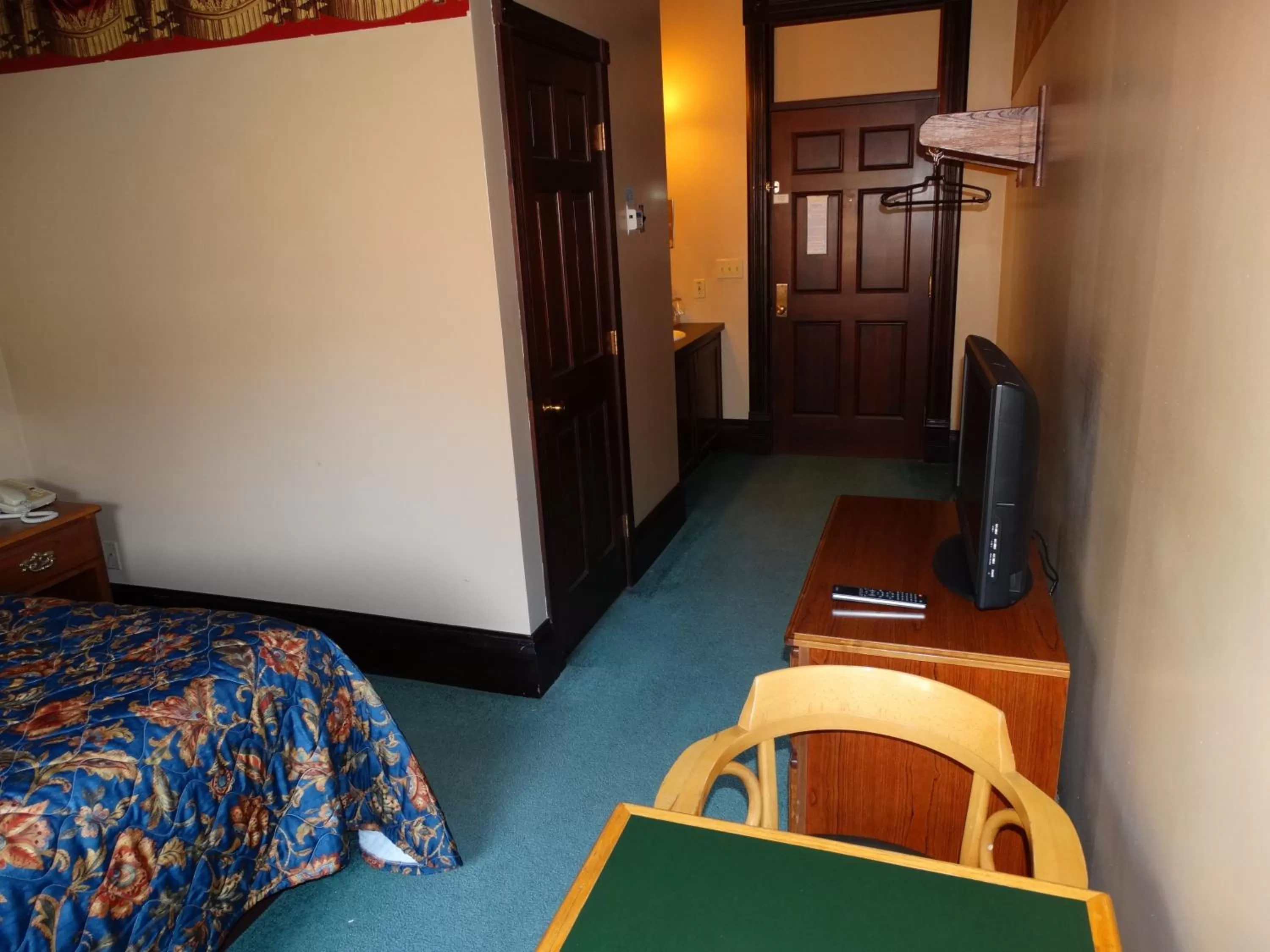 Seating area in Historic Iron Horse Inn - Deadwood