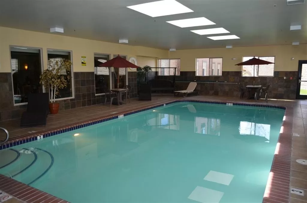 Swimming pool in Inn at Cross Keys Station